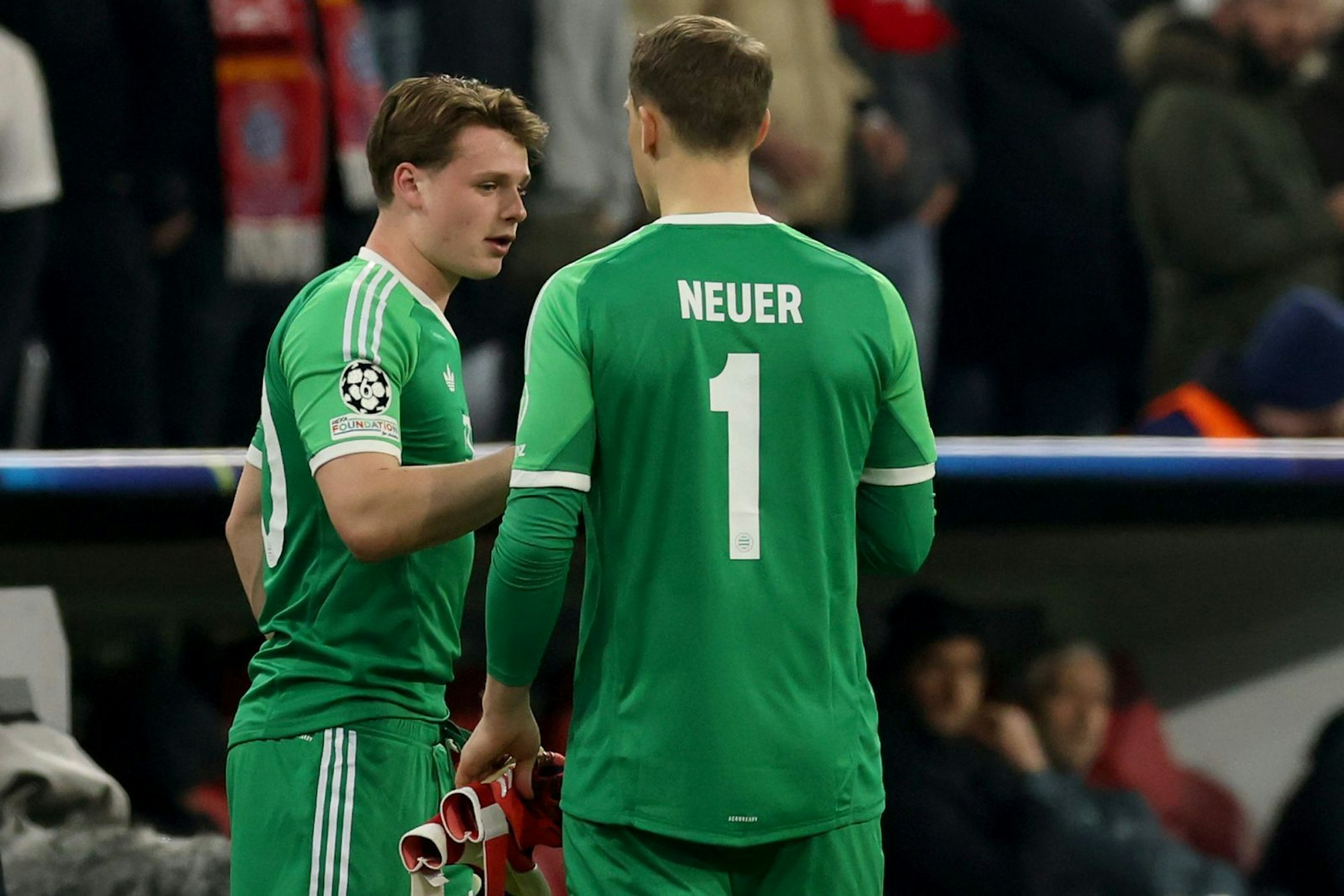 Jonas Urbig (links) soll bei Bayern München zur neuen Nummer eins aufgebaut werden - auch mithilfe der bisherigen Nummer eins Manuel Neuer. (Bild: 2025 Getty Images/Alexander Hassenstein)