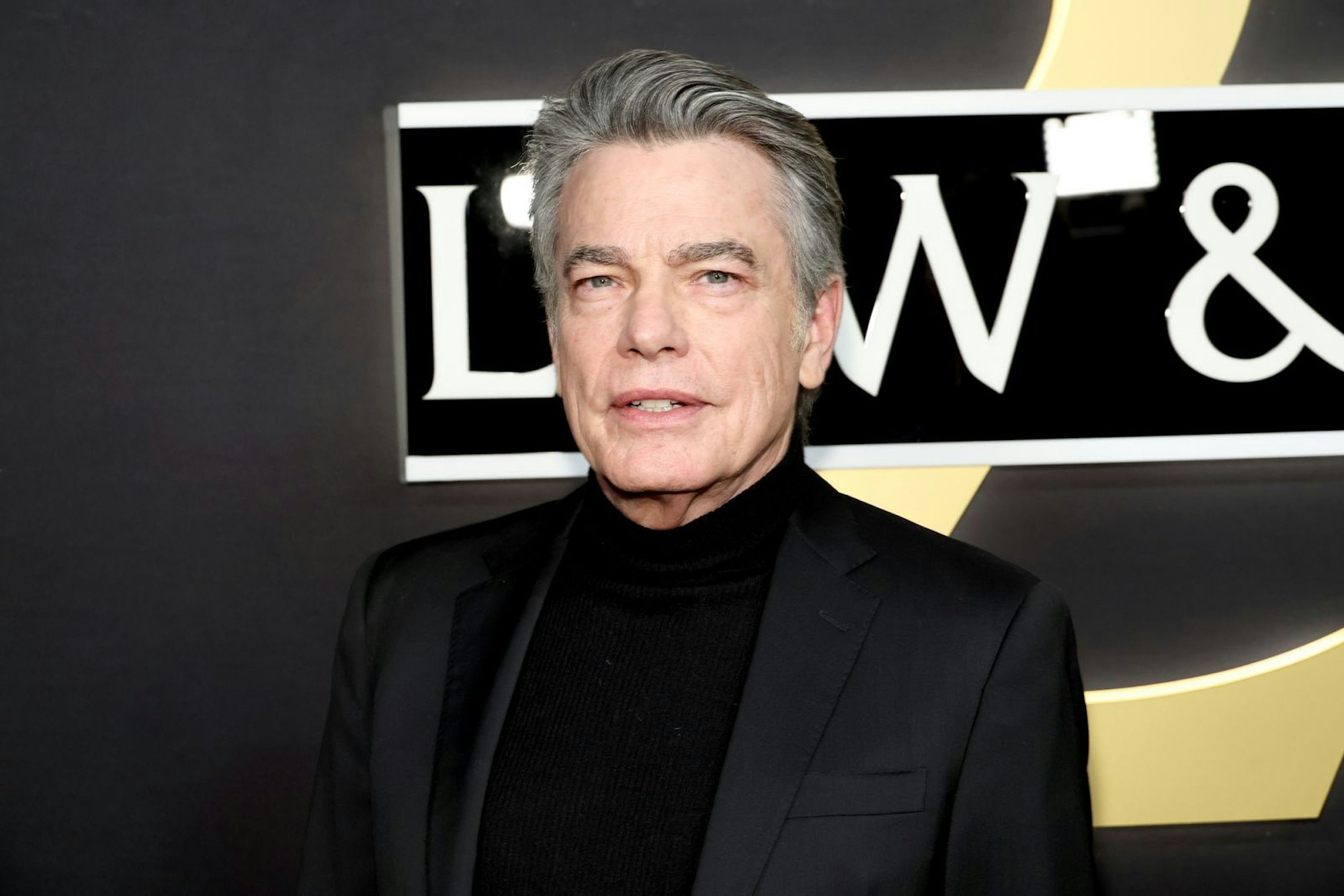 Dagegen ist Peter Gallagher bis heute ein gefragter Schauspieler. Er spielte in zahlreichen TV-Serien und Filmen mit, darunter „Californication“, „Grace and Frankie“, „How I Met Your Mother“ und „Burlesque“. (Bild: Jamie McCarthy/Getty Images)