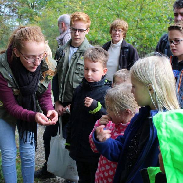 Eine Juniorrangerin des Nationlaparks mit einer Besuchergruppe, darunter zahlreiche Kinder.