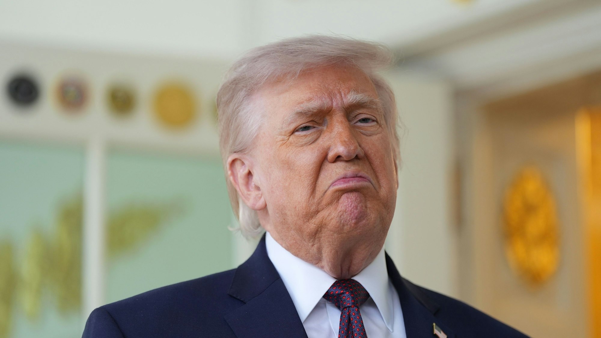 US-Präsident Donald Trump spricht vor dem Oval Office des Weißen Hauses.