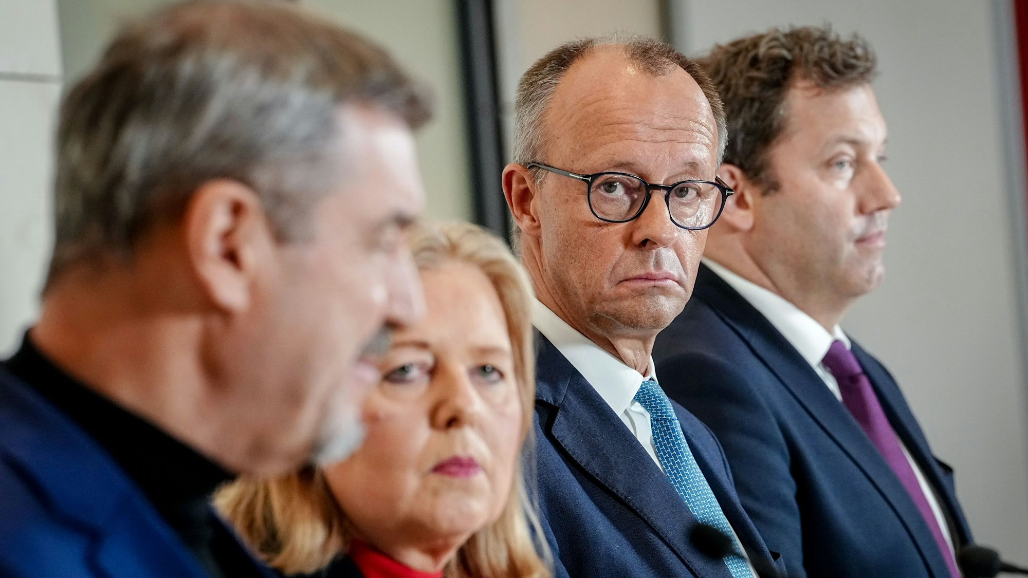 Die schwarz-rote Koalition um Kanzler Friedrich Merz erhält bei einer neuen Umfrage schlechte Noten.