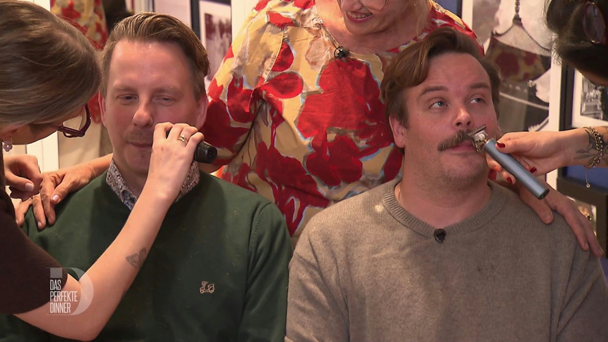 „Das perfekte Dinner“ vorbei, Bärte ab: Ben (l.) und Johannes lösen ihr Versprechen ein (Bild: RTL)