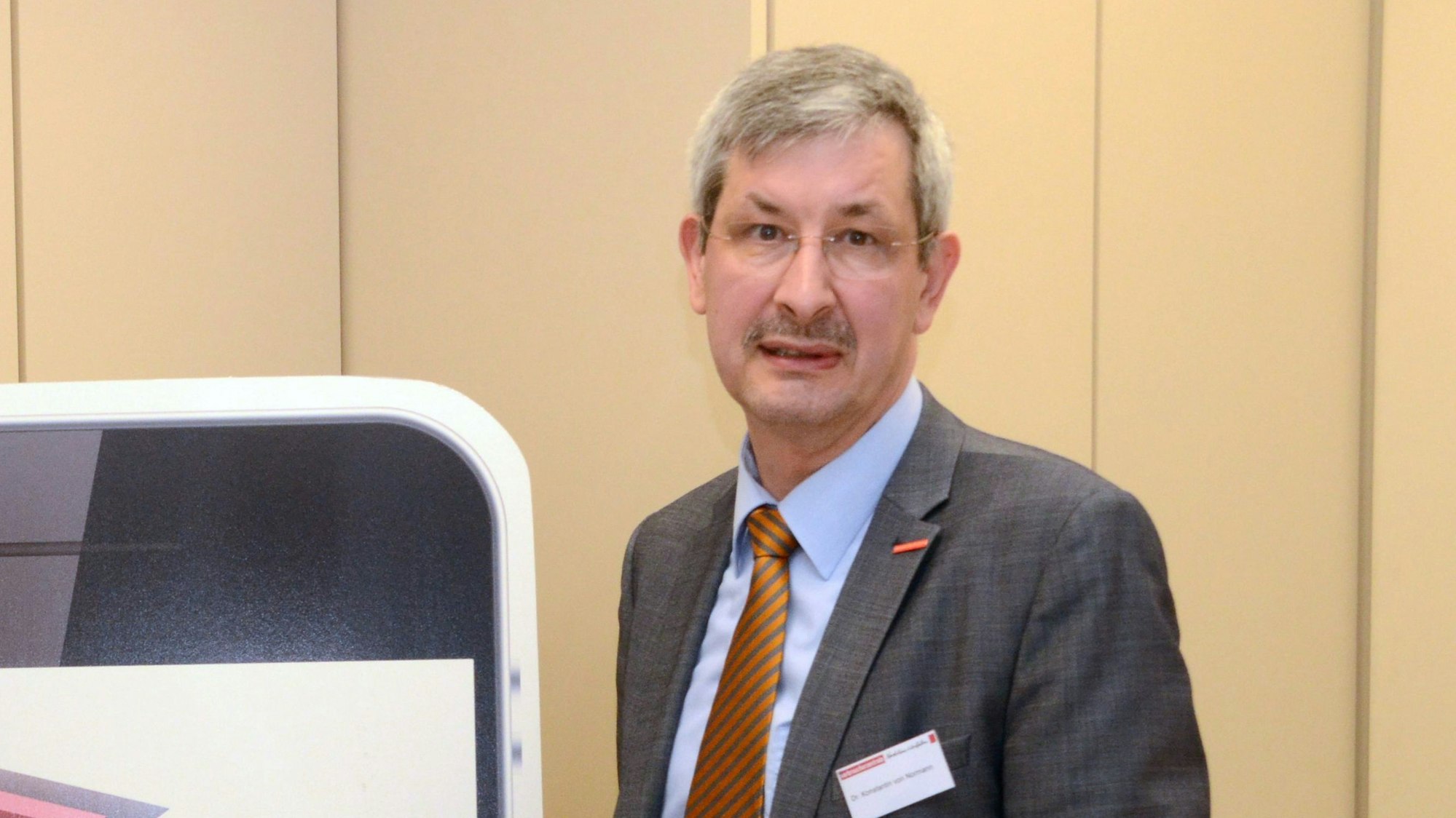 Dr. Konstantin von Normann ist Leiter der Verbraucherberatung in Troisdorf
