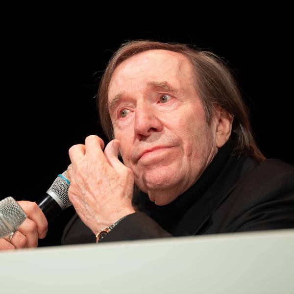 Günter Netzer schaut bewegt.