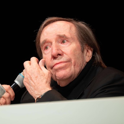 Günter Netzer schaut bewegt.