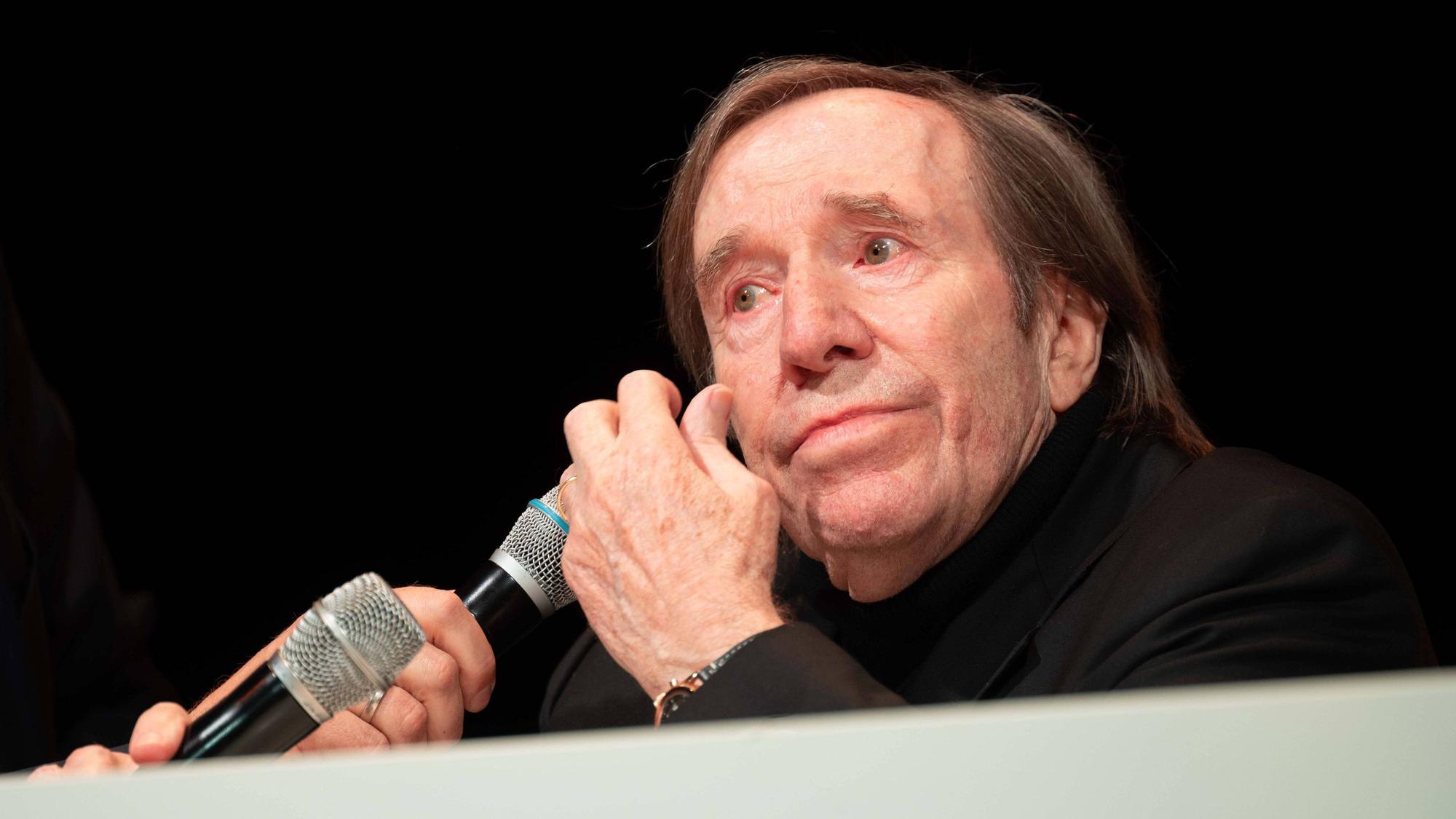 Günter Netzer schaut bewegt.