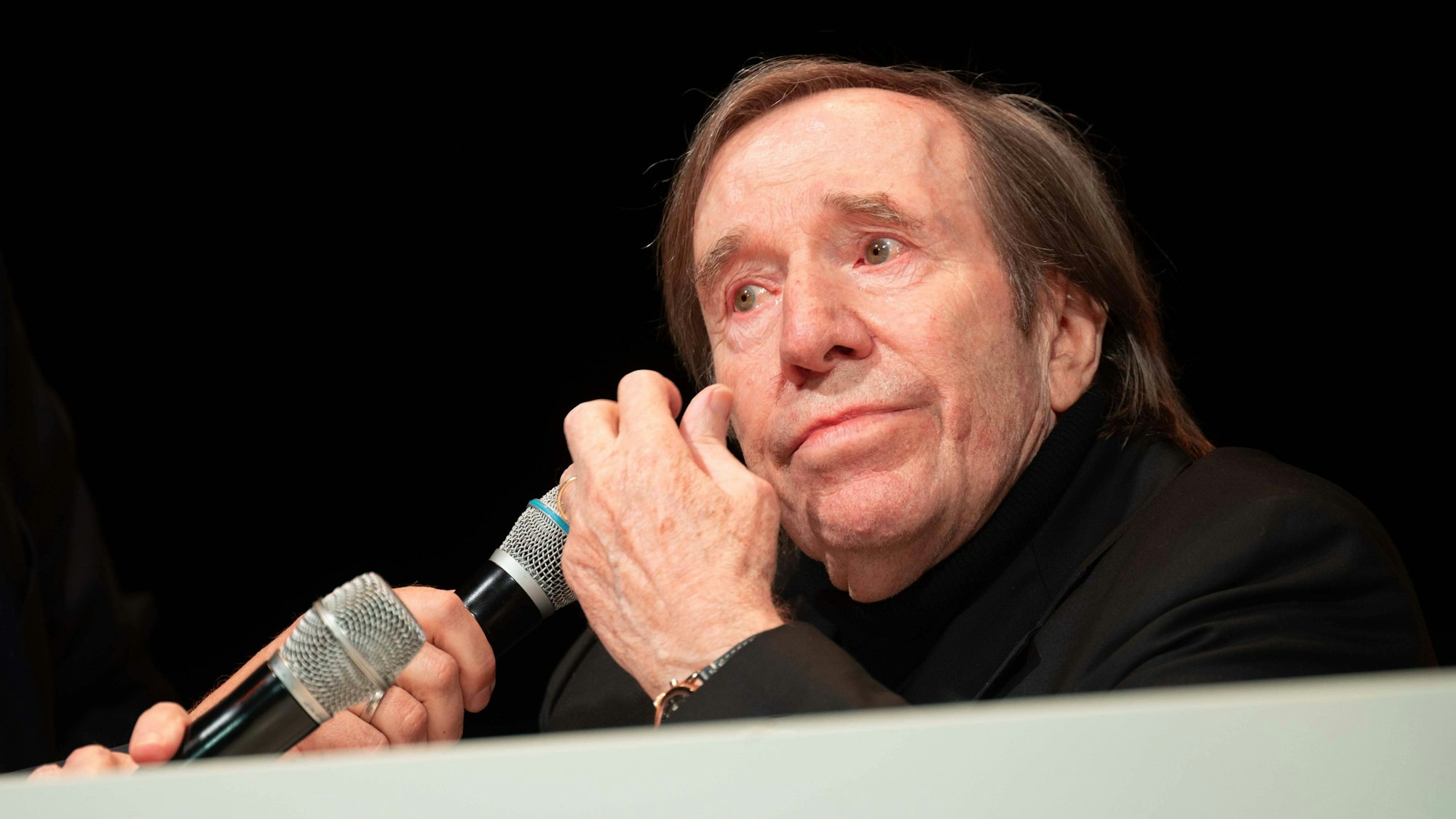 Günter Netzer schaut bewegt.