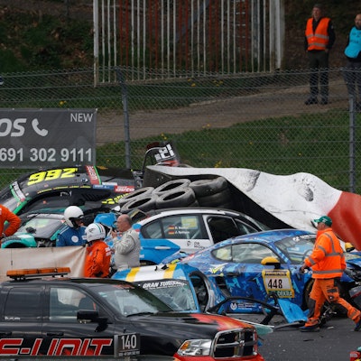 Nach einem heftigen Massencrash wurde das Rennen am Nürburgring abgebrochen.