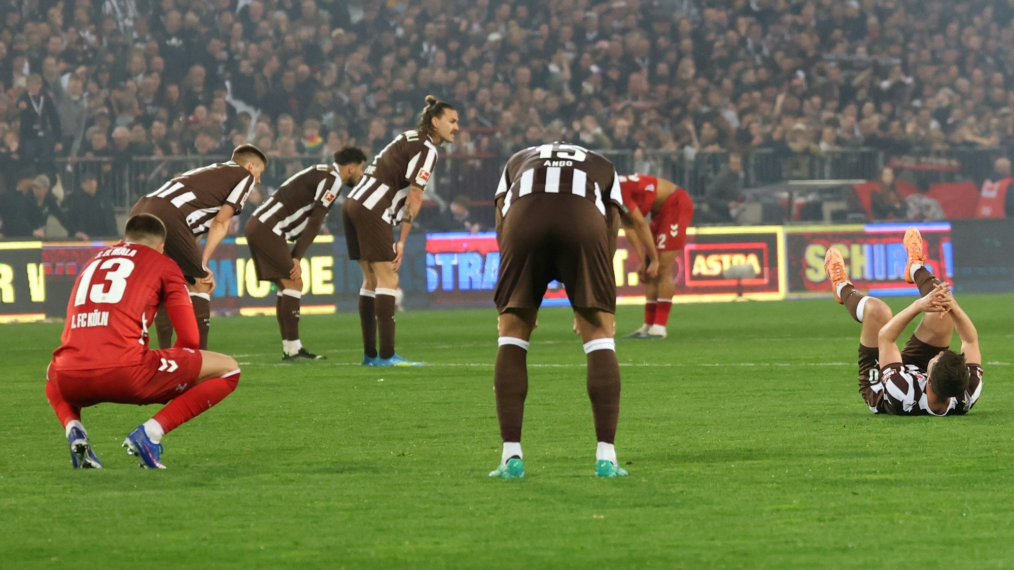dpatopbilder - 17.04.2026, Hamburg: Fußball, Männer: Bundesliga, FC St. Pauli - 1. FC Köln, 30. Spieltag, Millerntor-Stadion. Die Spieler beider Mannschaften reagieren nach dem Abpfiff. Foto: Christian Charisius/dpa - WICHTIGER HINWEIS: Gemäß den Vorgaben der DFL Deutsche Fußball Liga bzw. des DFB Deutscher Fußball-Bund ist es untersagt, in dem Stadion und/oder vom Spiel angefertigte Fotoaufnahmen in Form von Sequenzbildern und/oder videoähnlichen Fotostrecken zu verwerten bzw. verwerten zu lassen. +++ dpa-Bildfunk +++