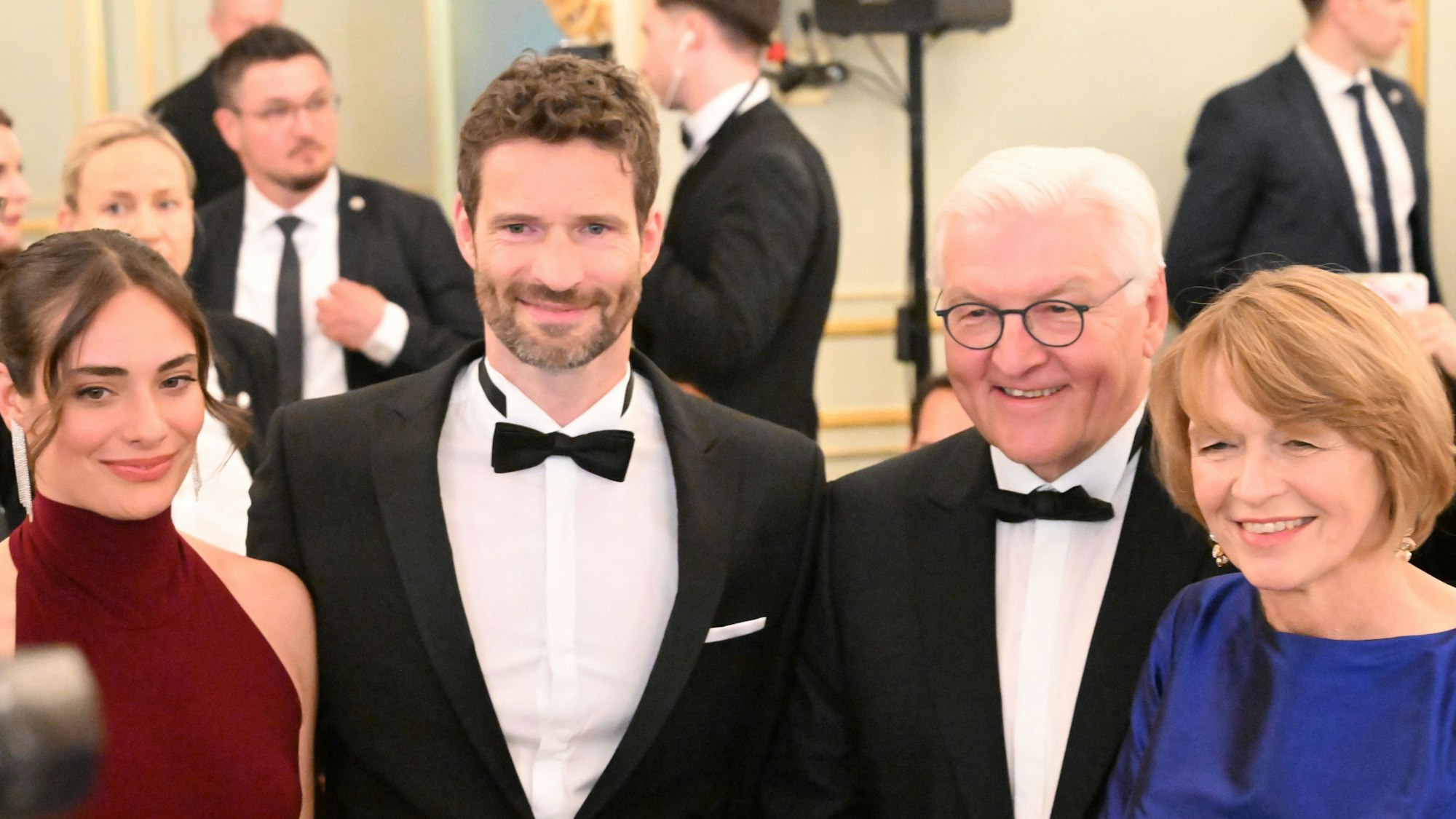 Danielle Bezaire und Arne Friedrich (l), Bundespräsident Frank-Walter Steinmeier und seine Frau Elke Büdenbender stehen beim Dinner des Bundespresseballs.