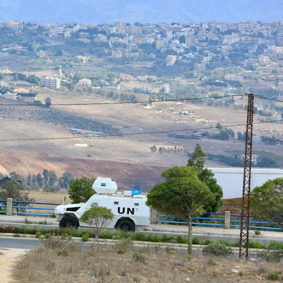 Ein UNIFIL-Fahrzeug fährt während einer Patrouille auf einer Straße entlang.