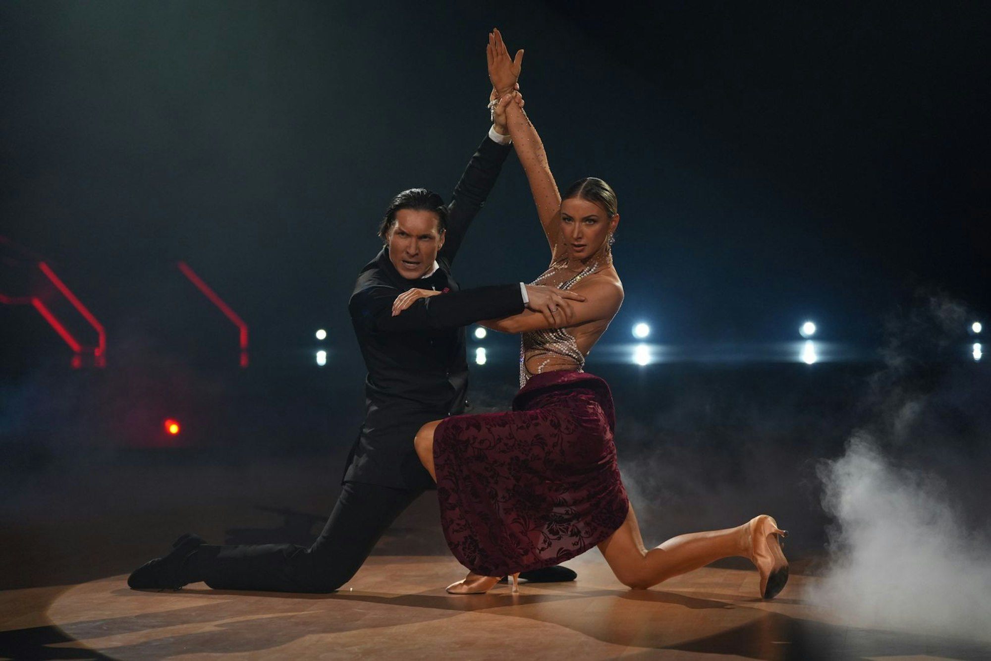 Sängerin Anna-Carina Woitschack und Evgeny Vinokurov überraschen mit einem argentinischen Tango zu „Beat it“ und sahnen damit voll ab. 30 Punkte! (Bild: RTL / Stefan Gregorowius)