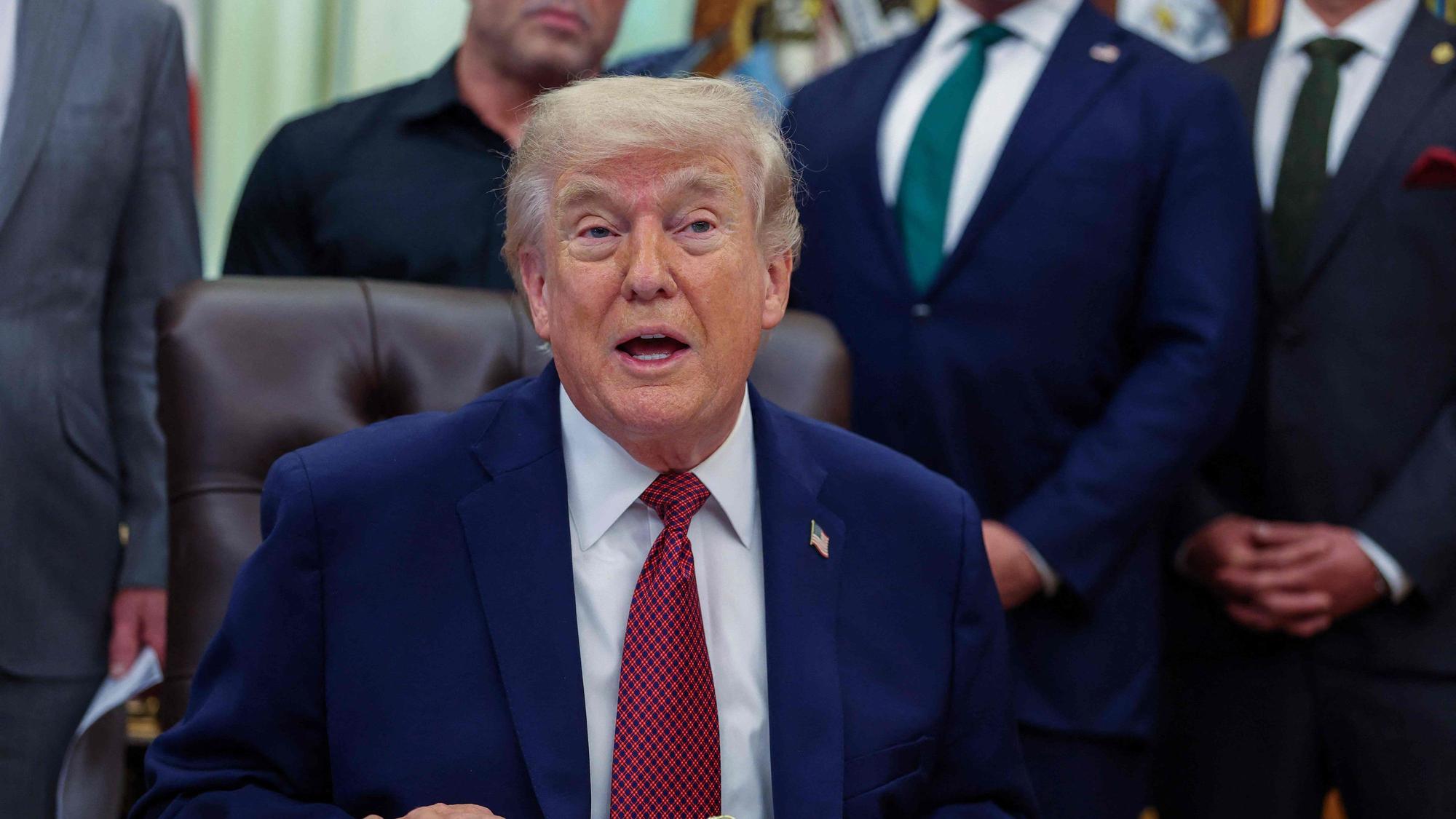 US-Präsident Donald Trump spricht am 18. April 2026 in Washington, D.C., im Oval Office, nachdem er eine Durchführungsverordnung unterzeichnet hat.