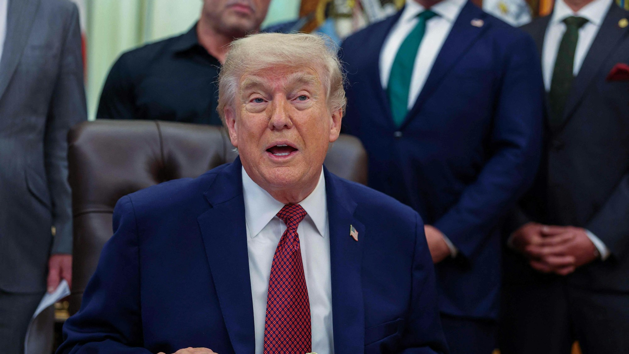 US-Präsident Donald Trump spricht am 18. April 2026 in Washington, D.C., im Oval Office, nachdem er eine Durchführungsverordnung unterzeichnet hat.