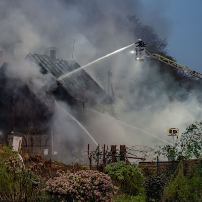 Im Gummersbacher Stadtteil Dieringhausen brennt derzeit ein leerstehendes Wohnhaus, das als vermüllt beschrieben wird. Der Großeinsatz der Feuerwehr wird sich bin in die späte Nacht hinziehen.