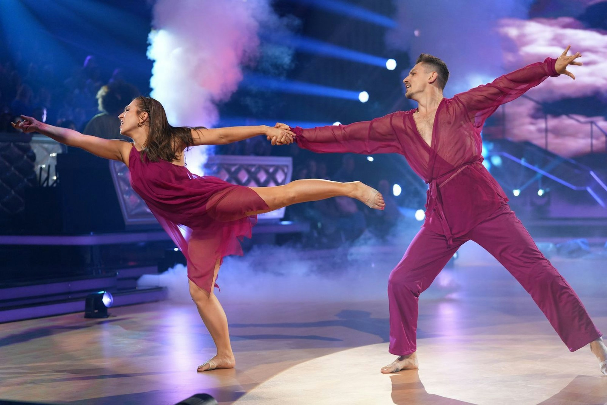 Bibi Heinicke war eigentlich schon ausgeschieden. Doch dadurch, dass Esther Schweins verletzungsbedingt die Show verließ, bekam Bibi ihren Platz zurück und nutzte ihre zweite Chance beim Contemporary. Sie wird auch in Show sieben dabei sein. (Bild: RTL / Stefan Gregorowius)