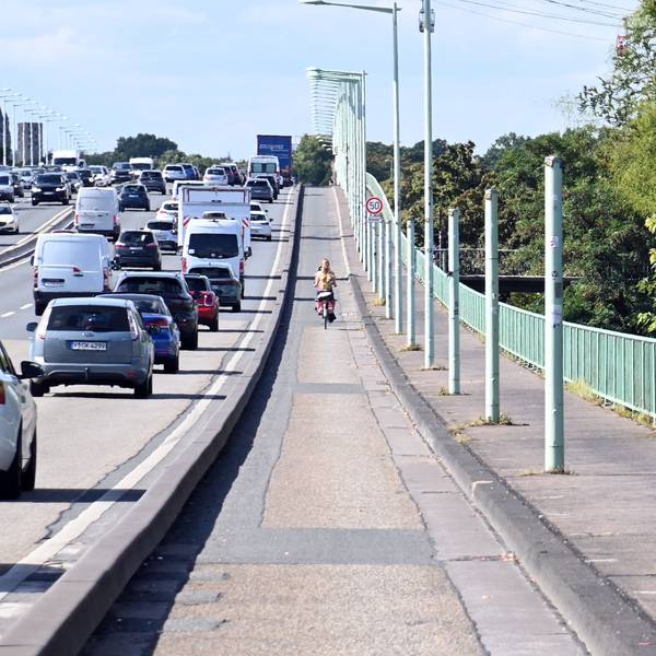 Zoobrücke mit Verkehr.