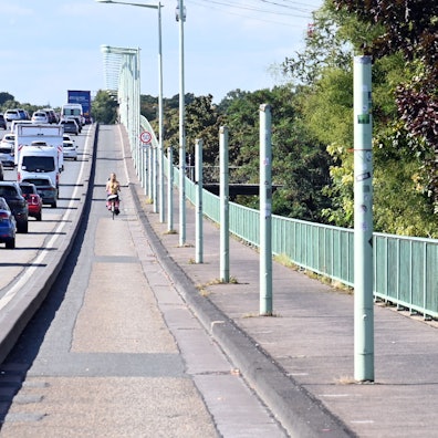 Zoobrücke mit Verkehr.