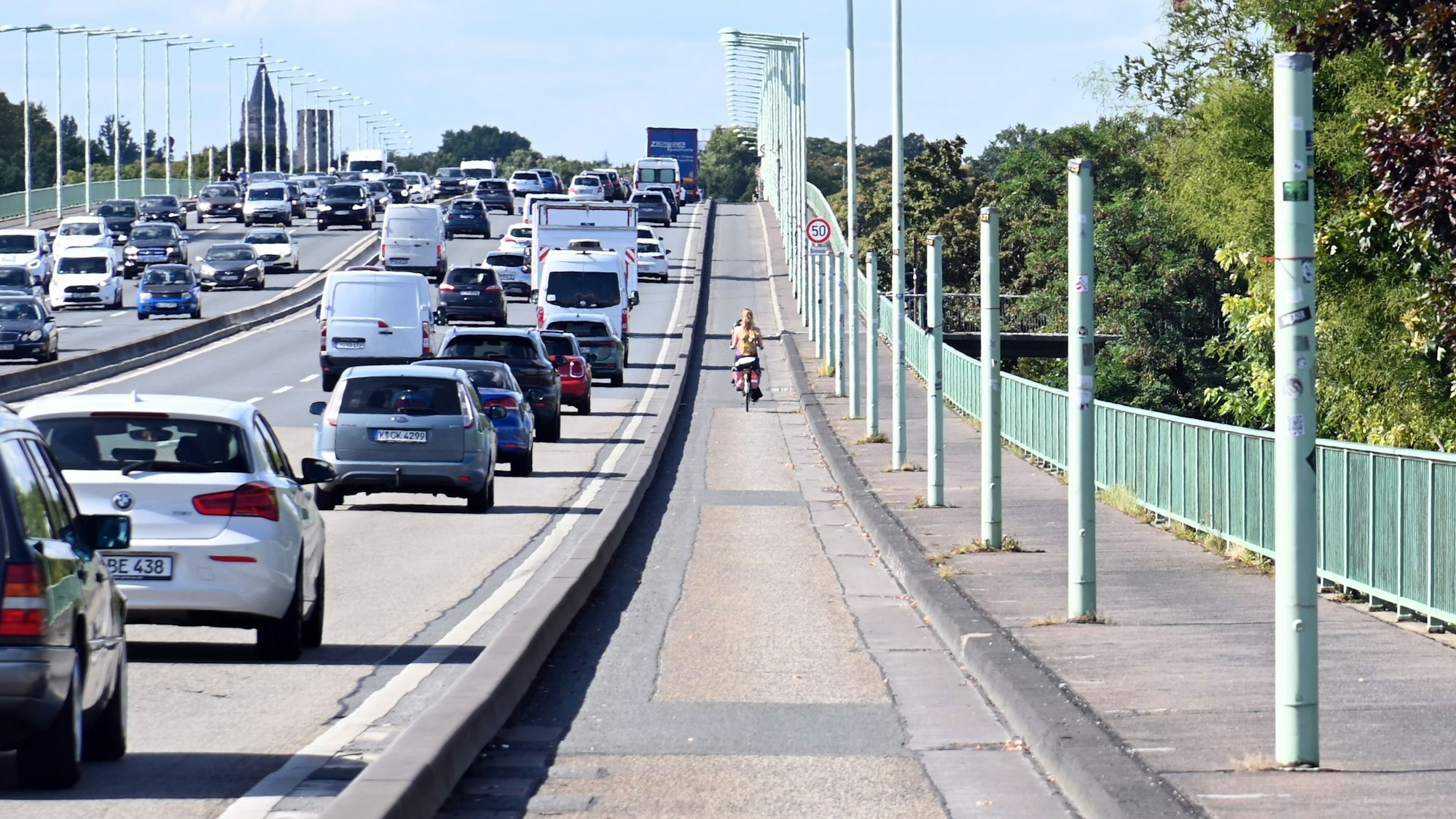 Zoobrücke mit Verkehr.