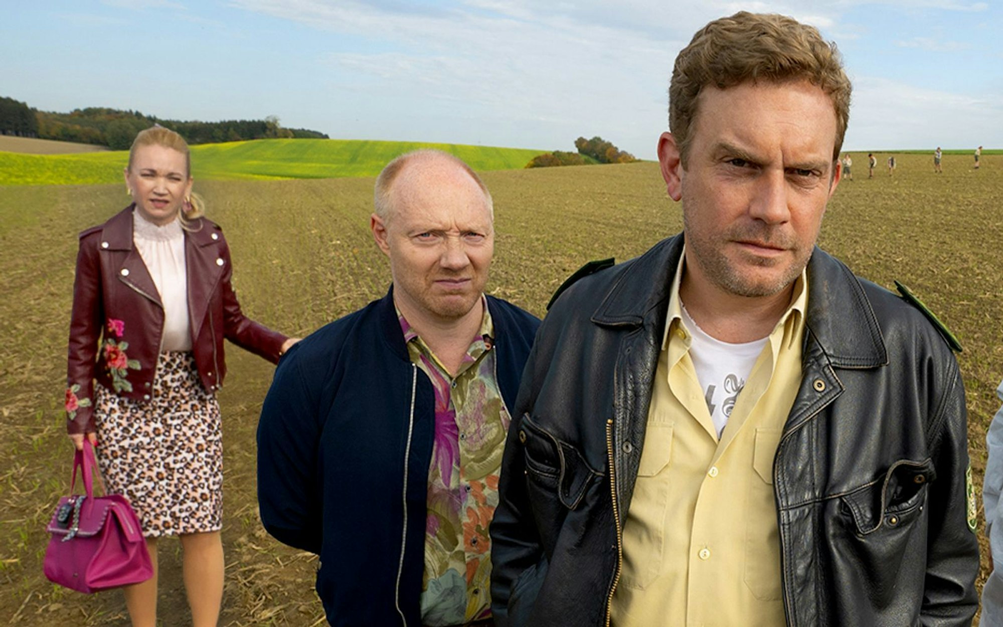 Sebastian Bezzel (rechts) kehrt als Franz Eberhofer zurück auf die Leinwand. Auch Simon Schwarz als sein Kumpel Rudi Birkenberger und Lisa Marie Potthoff als seine Lebensgefährtin Susi sind wieder mit dabei. (Bild: EuroVideo / Constantin / Bernd Schuller)