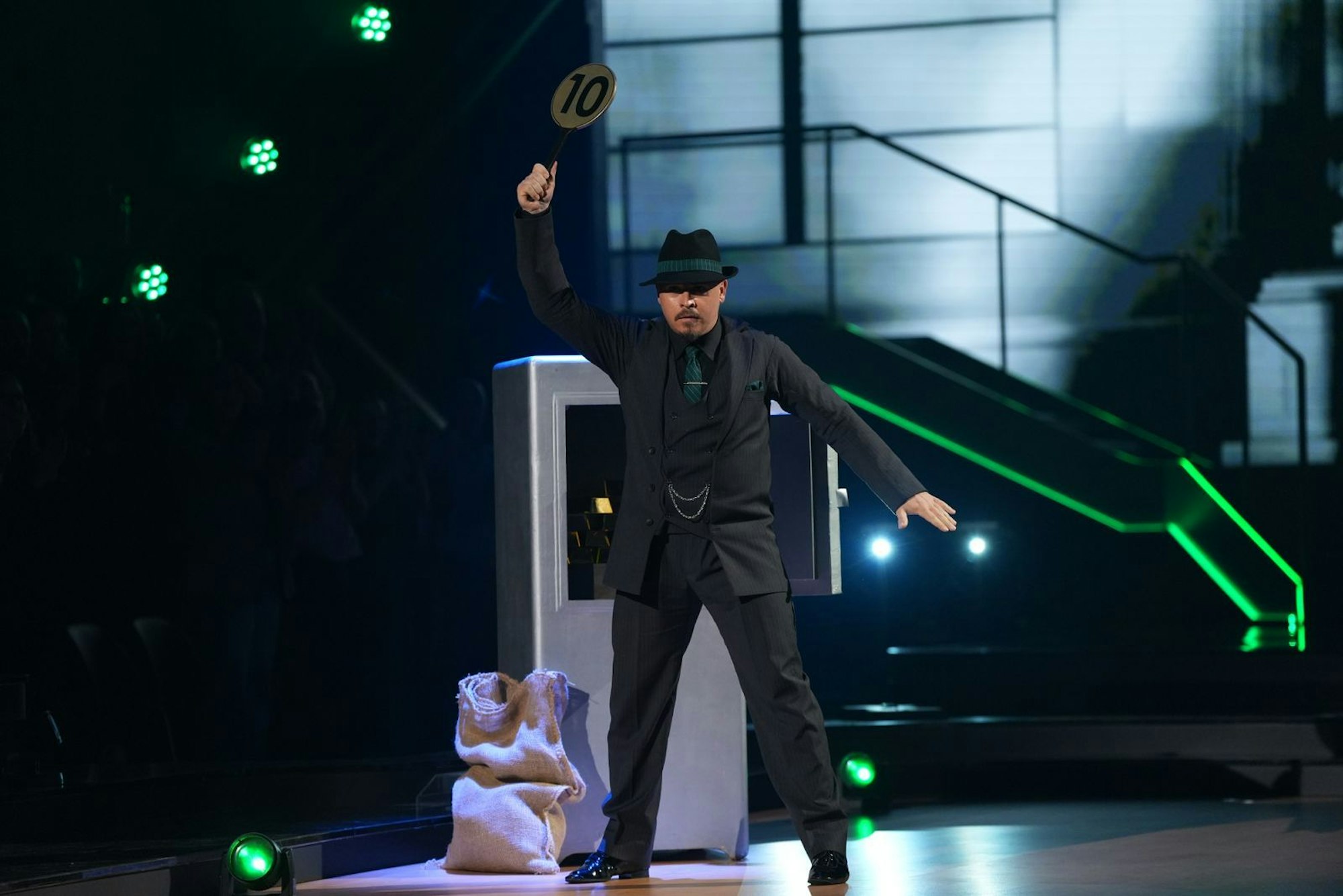 Gewusst wie! Gustav Schäfer gibt den „Smooth Criminal“ und stiehlt am Ende eine zehn-Punkte-Kelle. Die bekommt er dann wirklich von Motsi Mabuse. (Bild: RTL / Stefan Gregorowius)