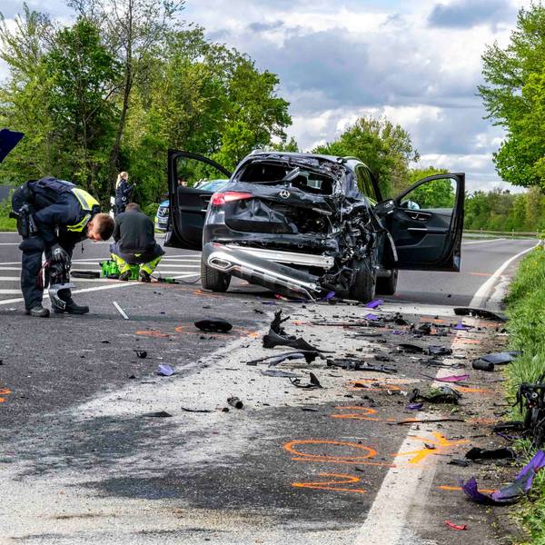 Das Bild zeigt den Unfall. Sowohl der Mercedes SUV als auch das Krad sind stark beschädigt. Die Polizei ist bei der Unfallaufnahme.