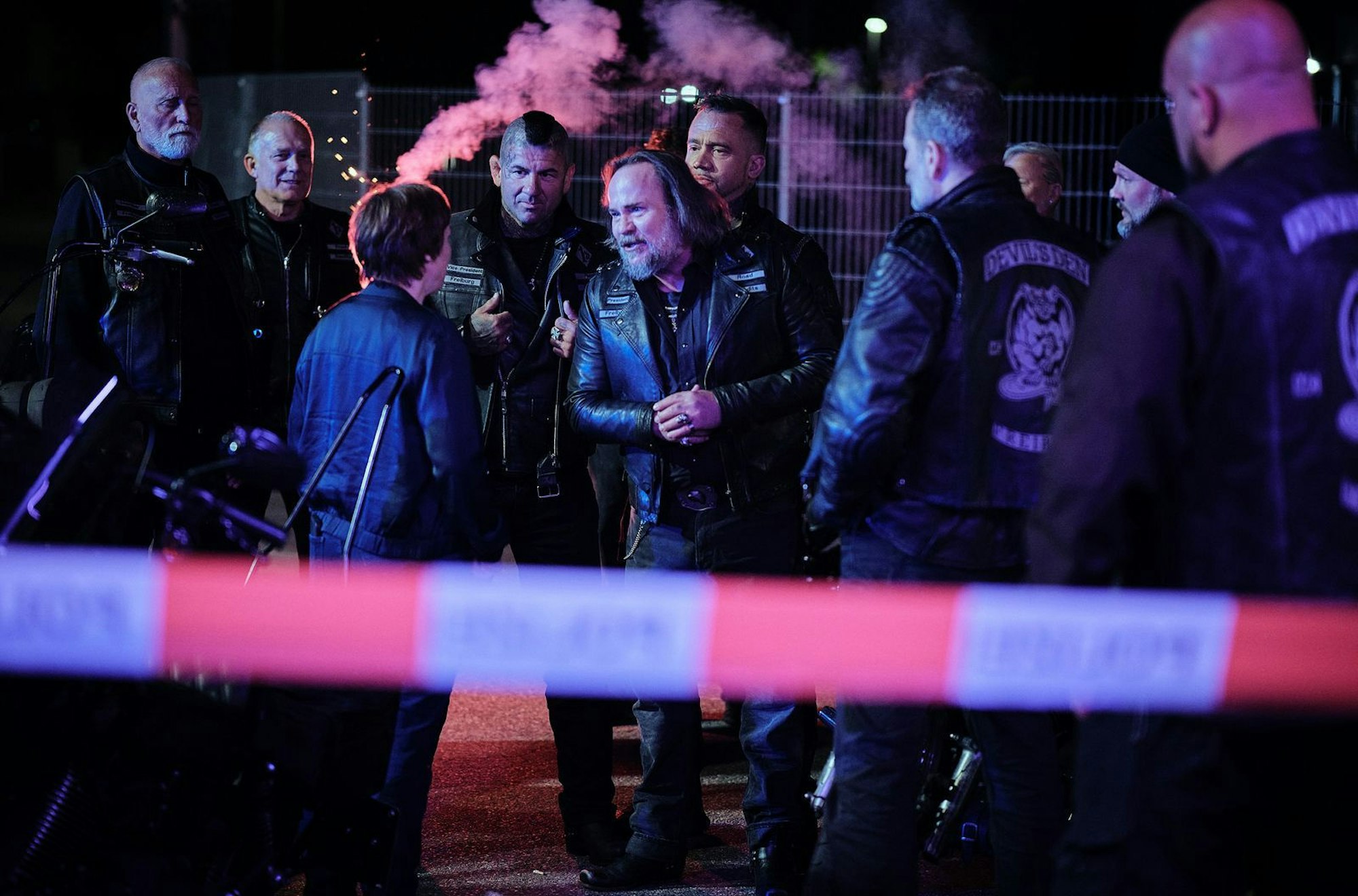 Der Tote war Mitglied der Freiburger Rocker-Szene. Vor der Diskothek hat Franziska Tobler (Eva Löbau) alle Mühe, die Kumpels des Toten - darunter Franz' alter „Freund“ Batzi Ehrhardt (Sascha Maaz) - zurückzuhalten. Die Rocker wollen Rache ... (Bild: SWR/Benoît Linder)