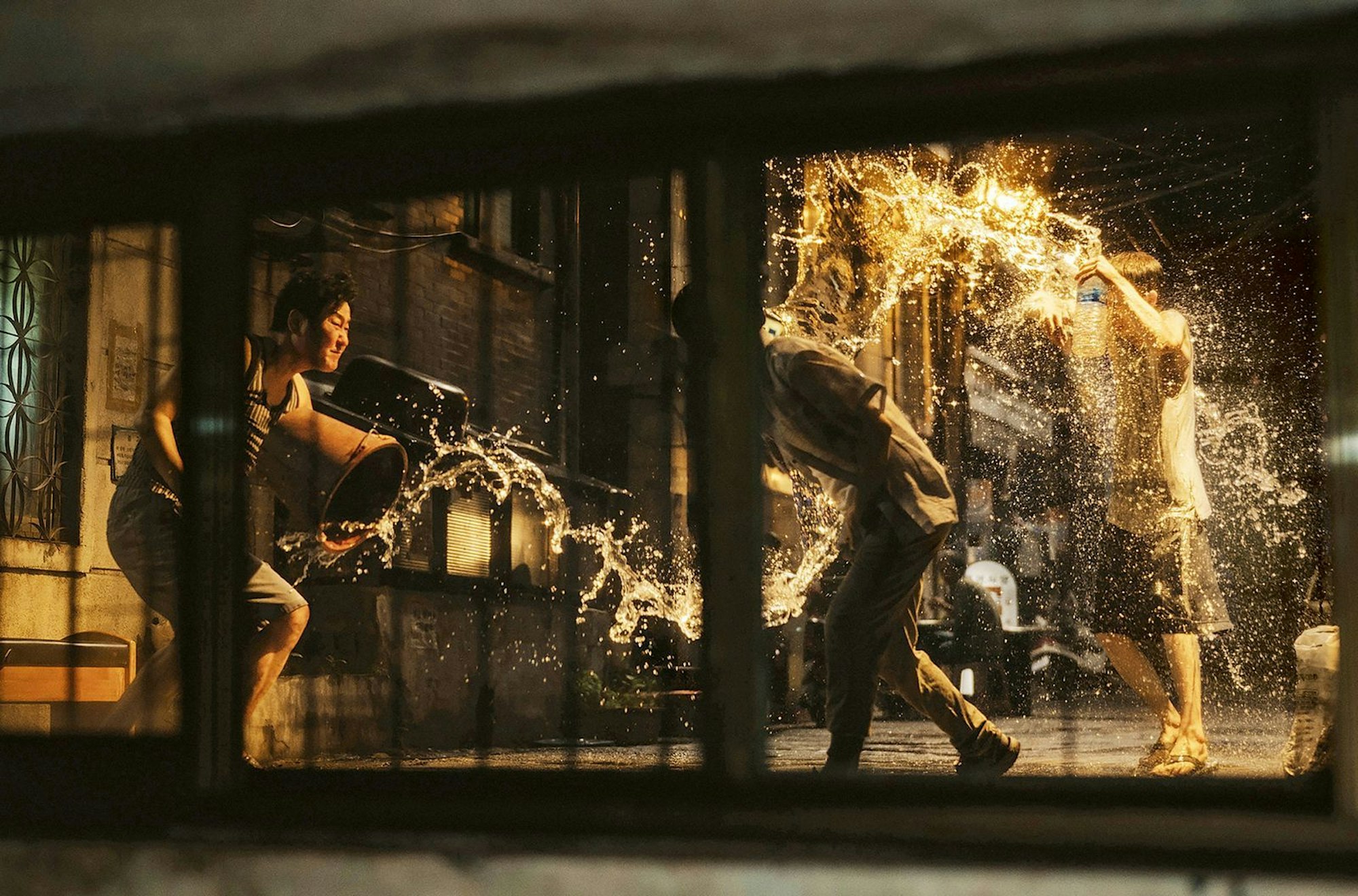 Vor der schummrigen Kellerwohnung der Kims verrichtet manch üble Gestalt ihr Geschäft - die Familie weiß sich zu wehren. (Bild: ARD Degeto Film/KochMedia)