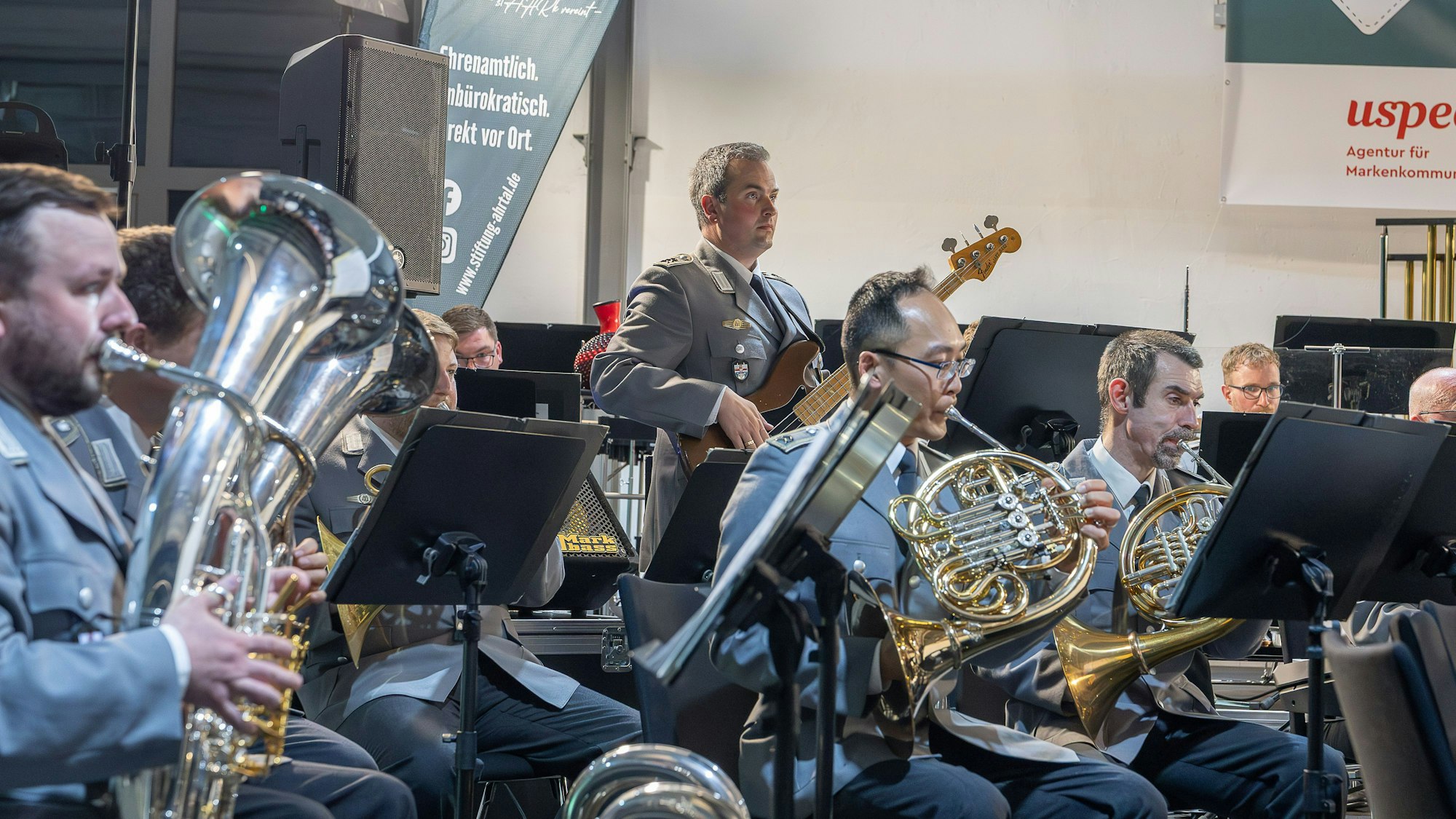 Das Bild zeigt einen Teil des Heeresmusikkorps.
