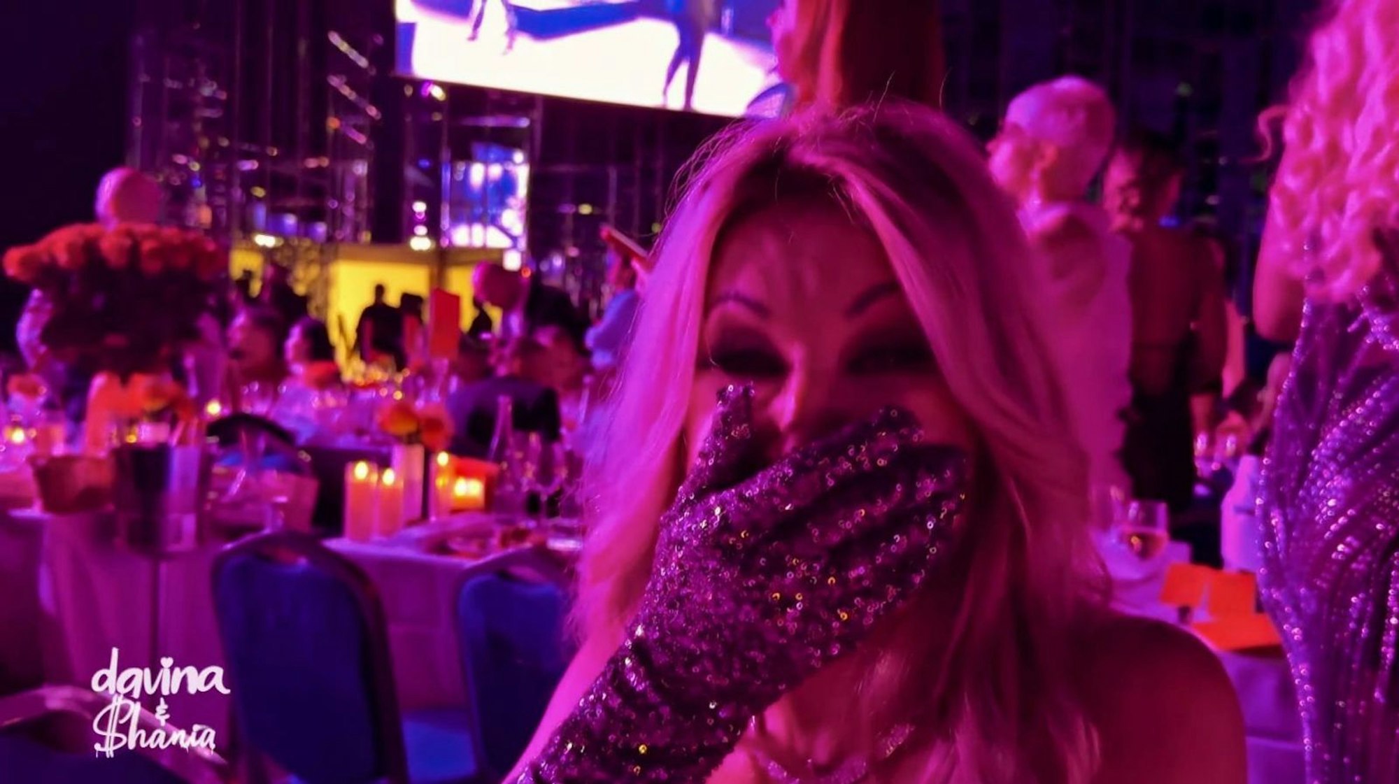 Carmen Geiss kommen die Tränen, als sie ihre Tochter Shania auf der Bühne sieht. (Bild: RTL)