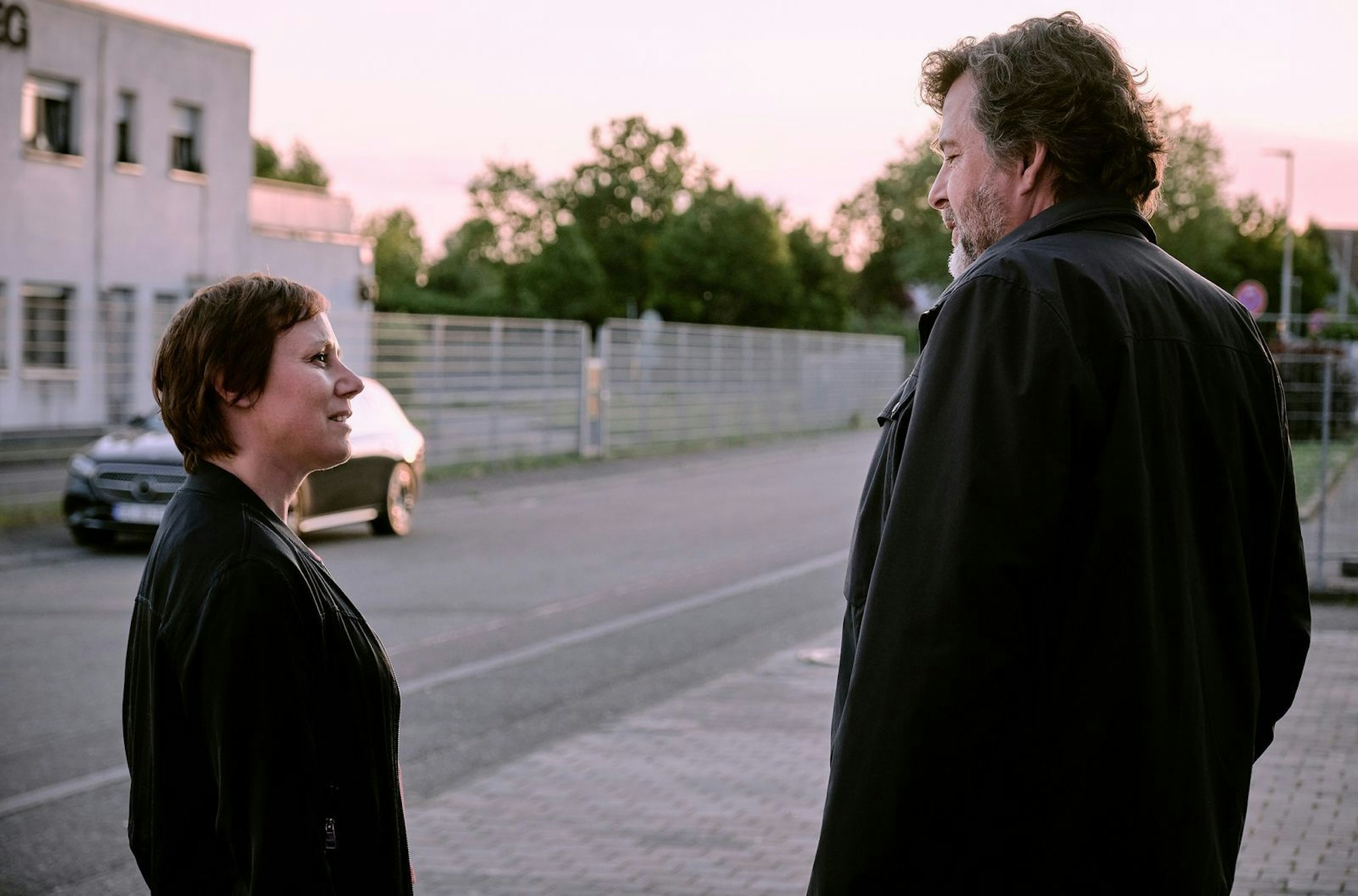 Erst am Ende ihres Falles sehen Franziska Tobler (Eva Löbau) und Friedemann Berg (Hans-Jochen Wagner) das Morgenlicht. Hinter ihnen liegt eine Nacht, in der es um Wahrheit, Moral und Vertrauen ging. Der „Tatort: Innere Angelegenheiten“ kommt zudem mit nur drei Schauplätzen aus. (Bild: SWR/Benoît Linder)