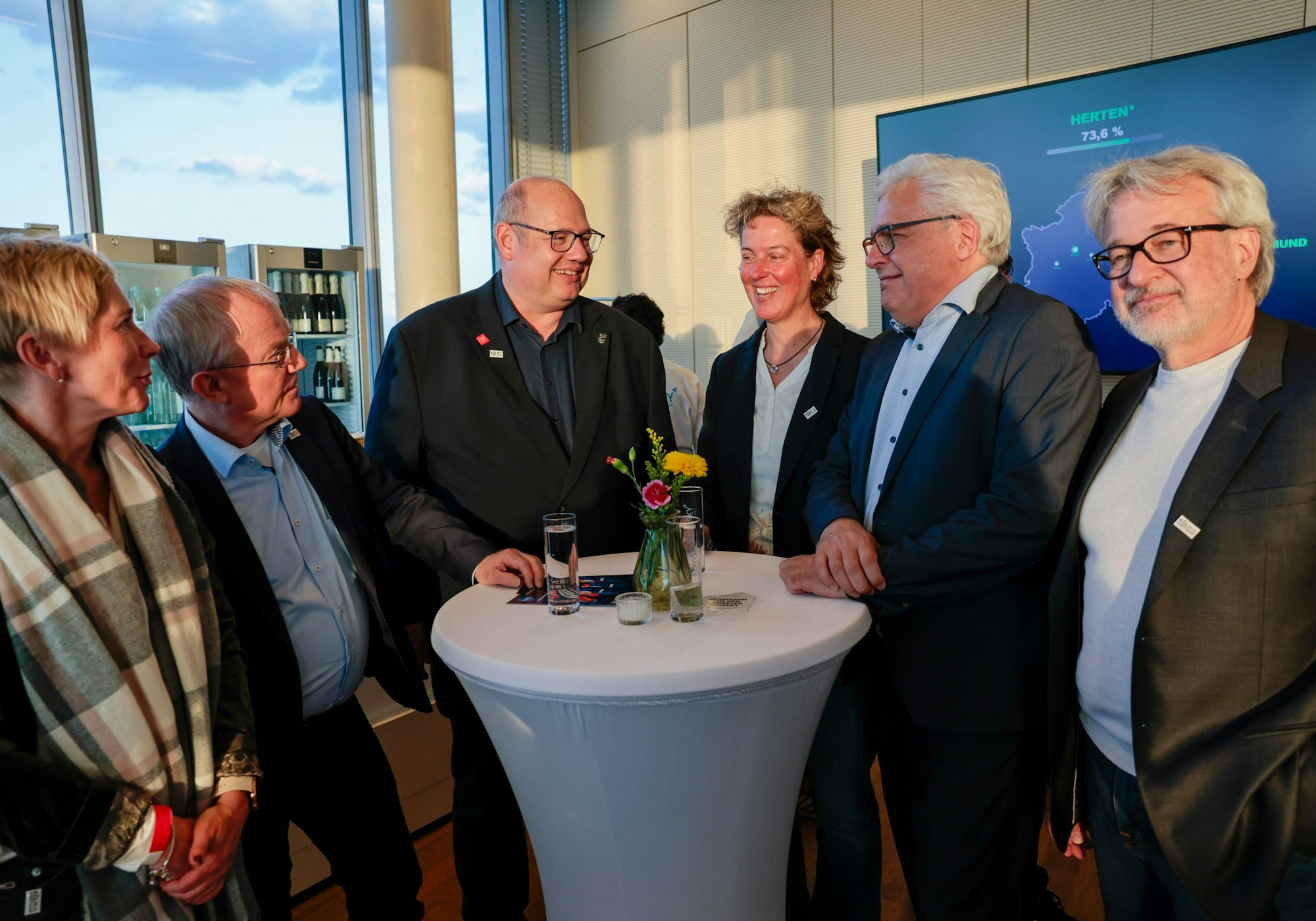 Verlebten einen entspannten „Wahlabend“: Manja Greger (Stadt Leverkusen), Rüdiger Scholz (MDL CDU), Oberbürgermeister Stefan Hebbel (CDU), Local Hero Steffi Nerius, Stadtdirektor und Sportdezernent Marc Adomat und Stefan Pausch.