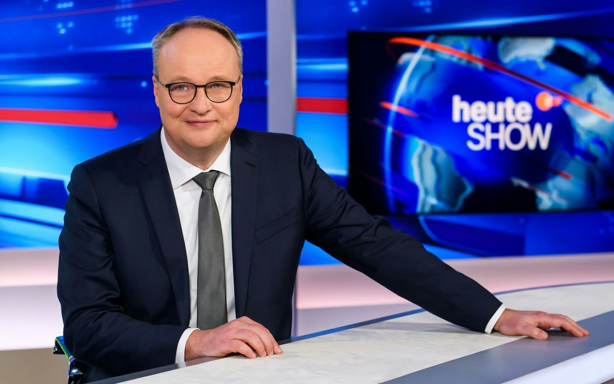 „heute-show“-Moderator Oliver Welke feiert am 19. April seinen 60. Geburtstag. (Bild: ZDF/Juia Feldhagen)