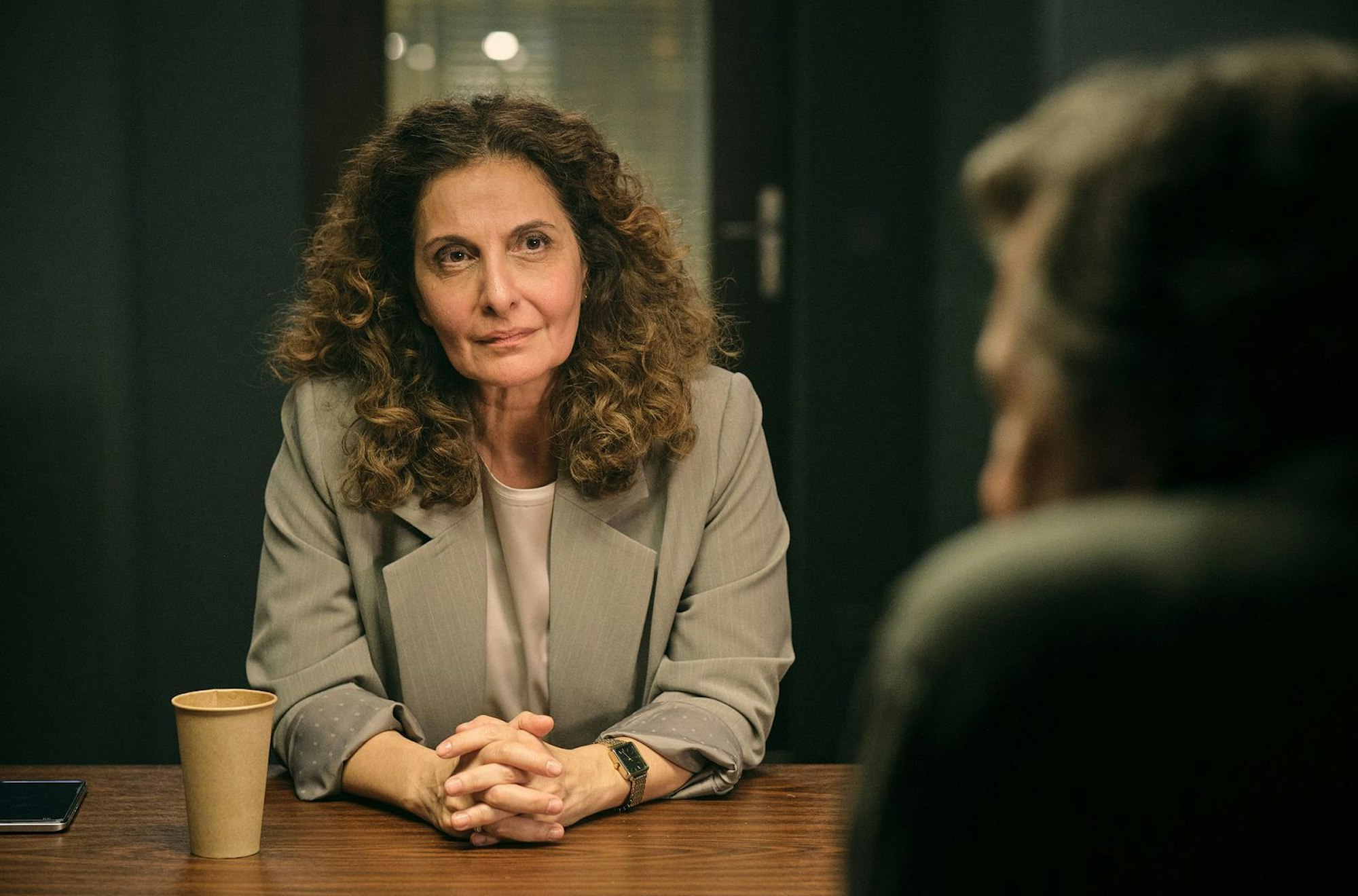 Anwältin Simin Nadjafi (Proschat Madani) macht es dem verhörenden Kommissar Friedemann Berg (Hans-Jochen Wagner) alles andere als leicht. (Bild: SWR/Benoît Linder)