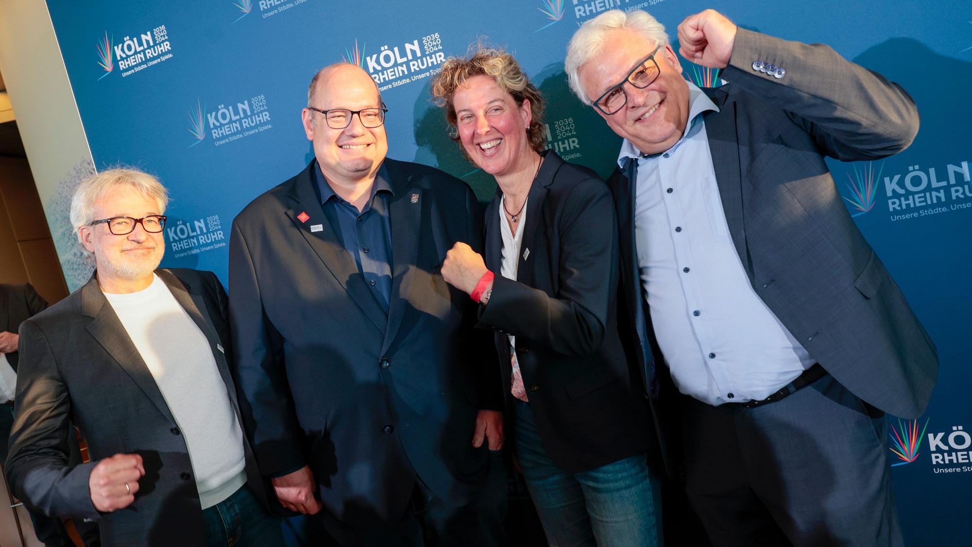 Stefan Pausch, Stefan Hebbel, Steffi Nerius und Marc Adomat freuen sich über Leverkusens Ja zur Olympiabewerbung.