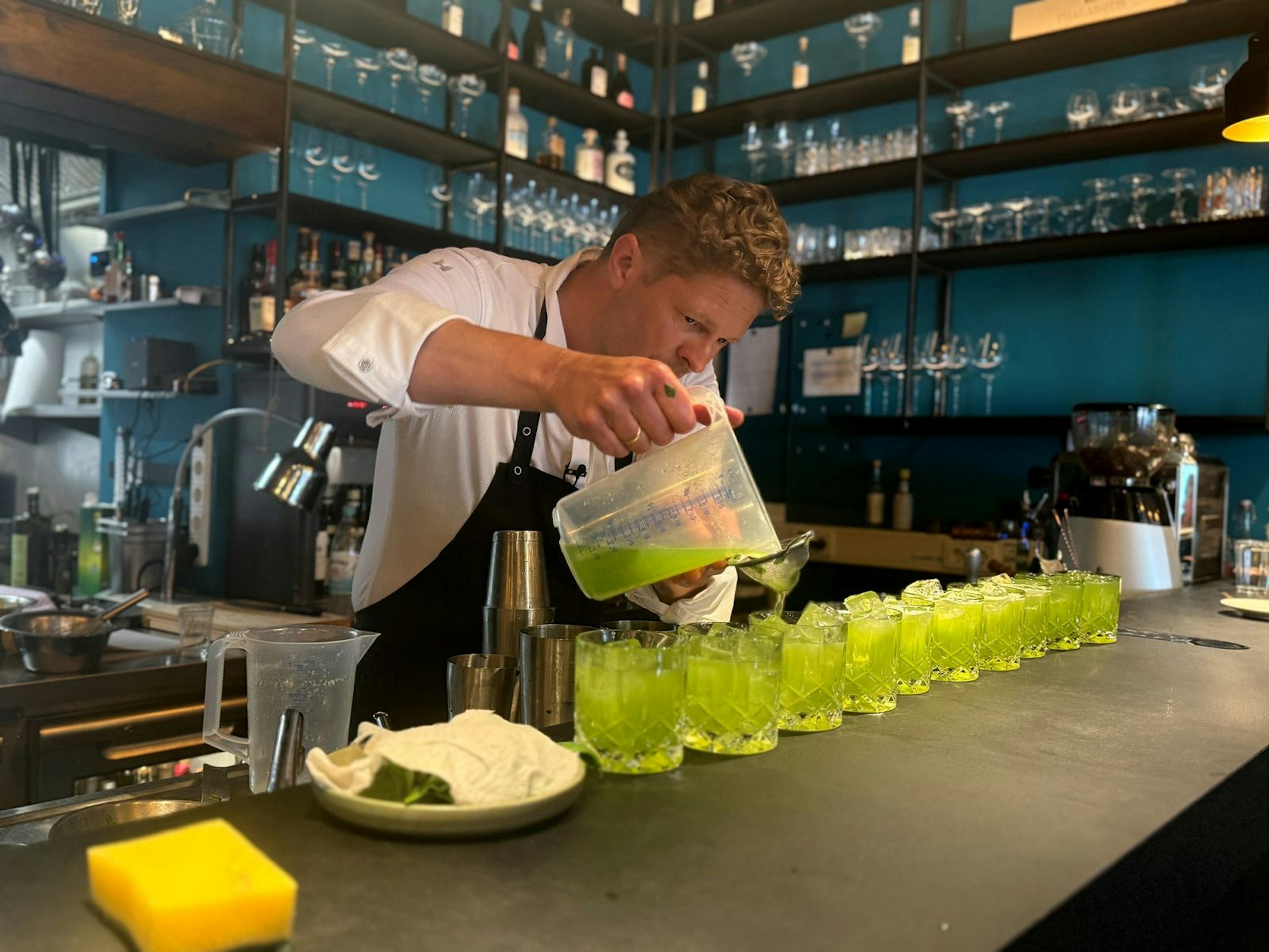 Der Gin Basil Smash bringt Martin Klein ins Schwitzen. (Bild: RTL / Endemol Shine / Alina Hildebrandt)