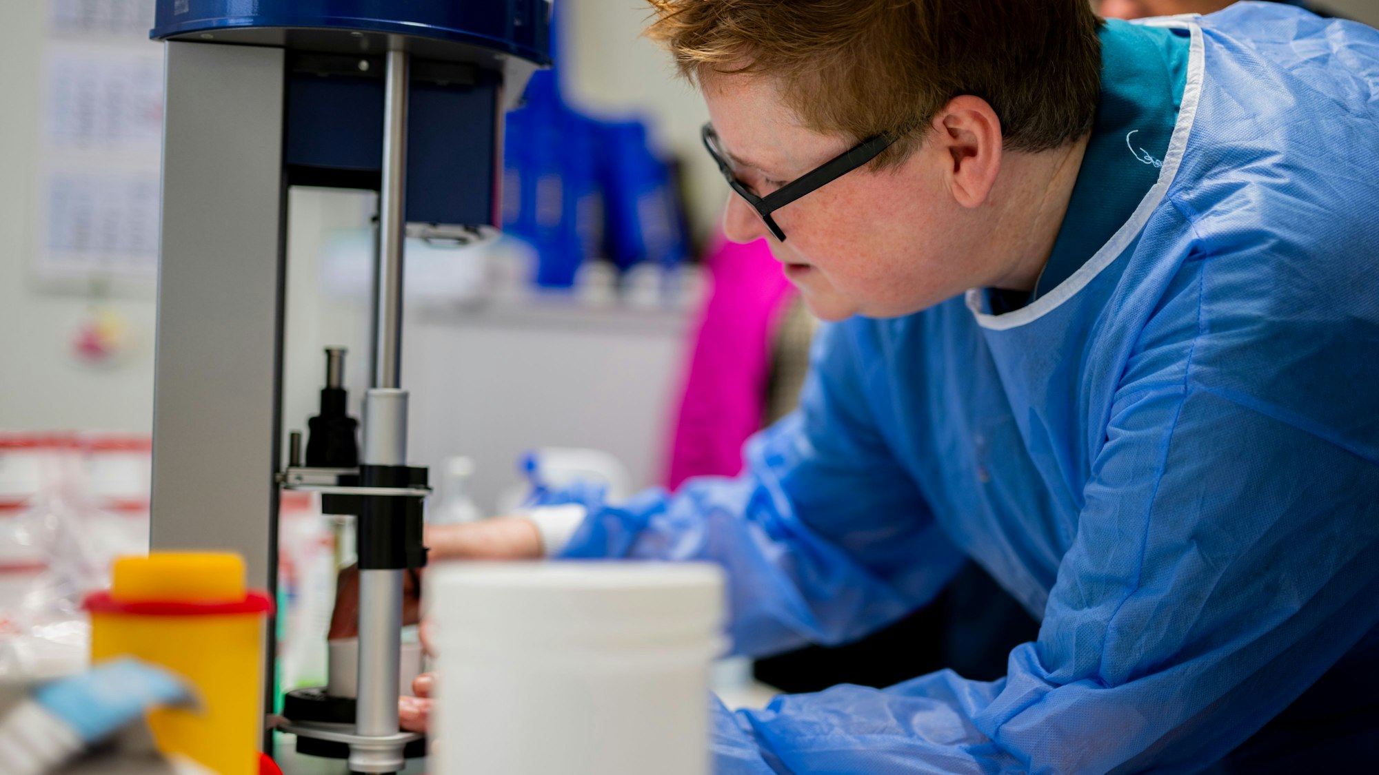 Das Bild zeigt die Amtsapothekerin des Kreises, wie sie eine Salbe herstellt.