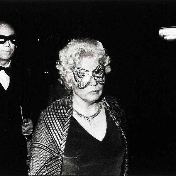 Ein maskiertes Paar schaut in die Kamera.