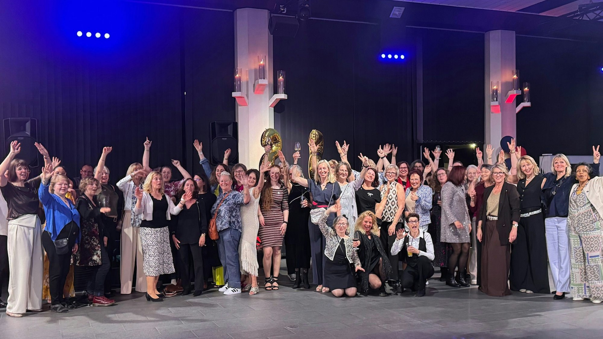 Das Bild zeigt etliche Frauen, die feiern.