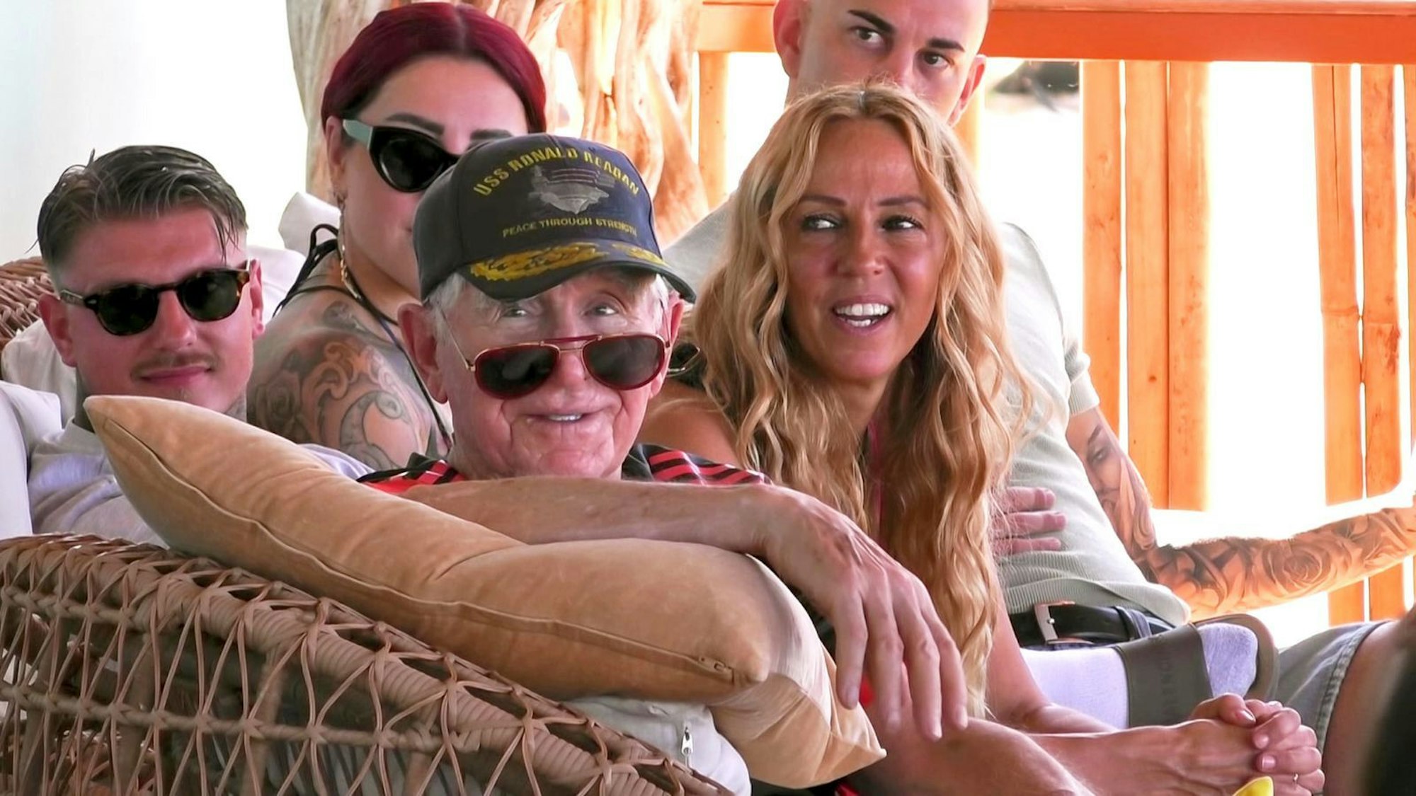 Ungläubige Gesichter: Muss Kader wirklich die Sala verlassen? (Bild: RTLZWEI)