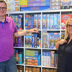 Inka und Markus Brand vor der Sammlung ihrer Spiele.