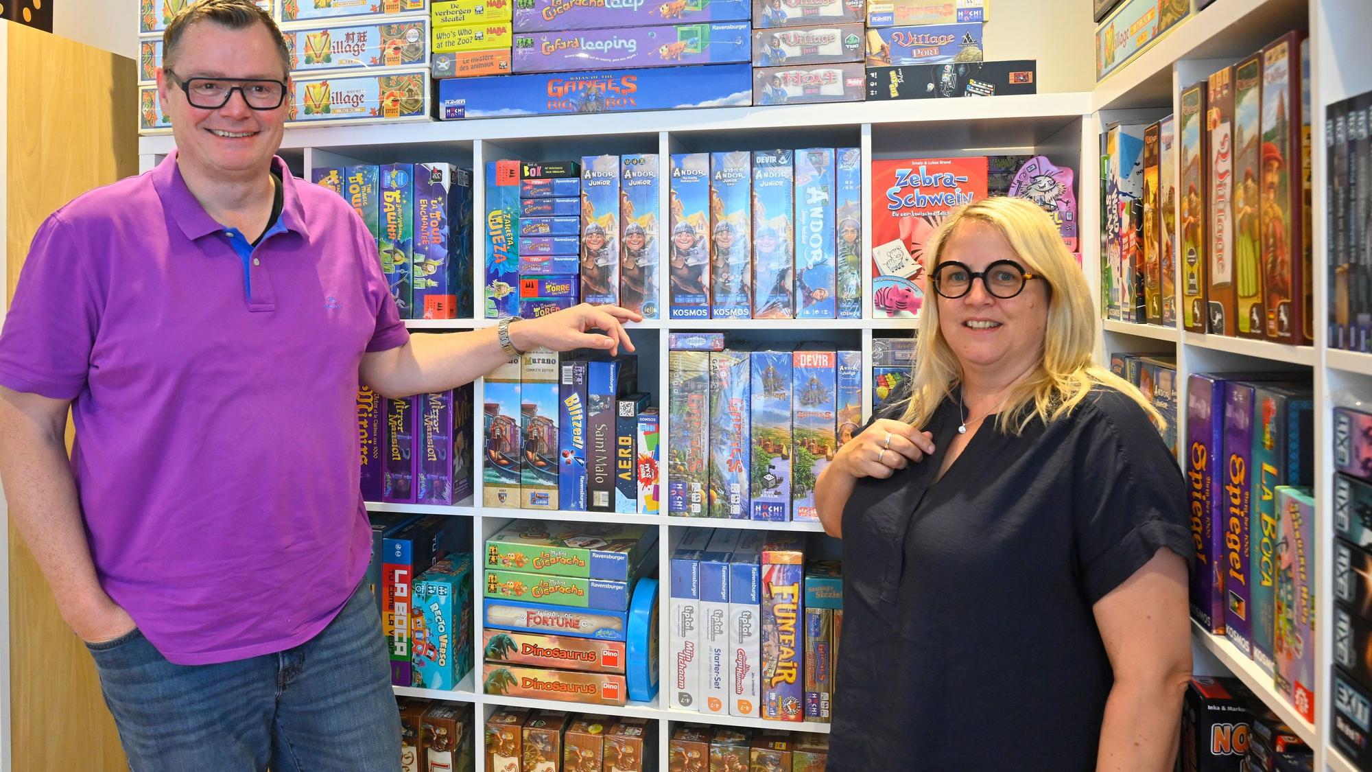 Inka und Markus Brand vor der Sammlung ihrer Spiele.