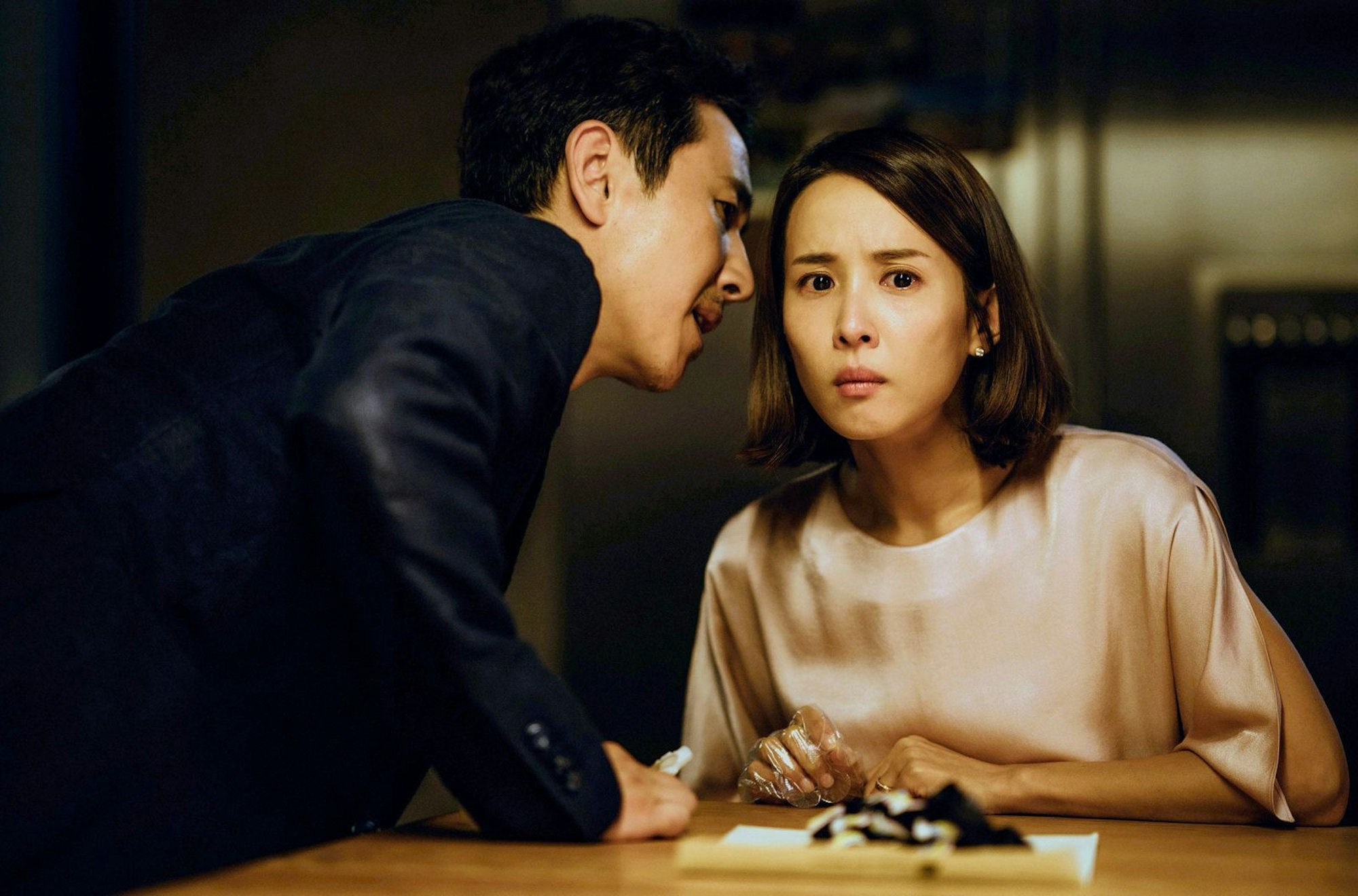 Geheimnisvoll: Der reiche Geschäftsmann Herr Park (Lee Sun-kyun) und seine Frau (Jo Yeo-jeong) wissen nicht alles über ihre neuen Dienstboten. (Bild: ARD Degeto Film/KochMedia)