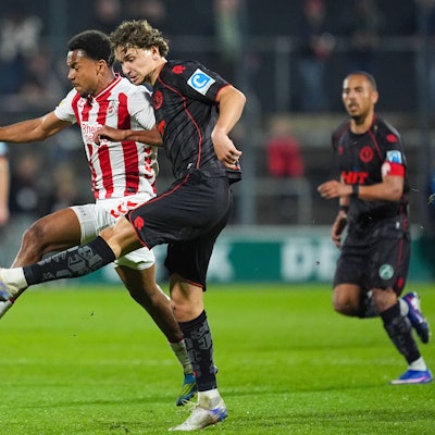 17.04.2026, xydrx, Fußball, Regionalliga West, FC Köln II - SC Fortuna Köln , Saison 2025 2026, Franz-Kremer-Stadion: Youssoupha Niang FC Köln II, 17 im Zweikampf gegen Maximilian Fischer SC Fortuna Köln, 3 *** 17 04 2026, xydrx, Football, Regionalliga West, FC Köln II SC Fortuna Köln , Season 2025 2026, Franz Kremer Stadion Youssoupha Niang FC Köln II, 17 in duel against Maximilian Fischer SC Fortuna Köln, 3 Copyright: HMBxMedia/YannisxDreimann