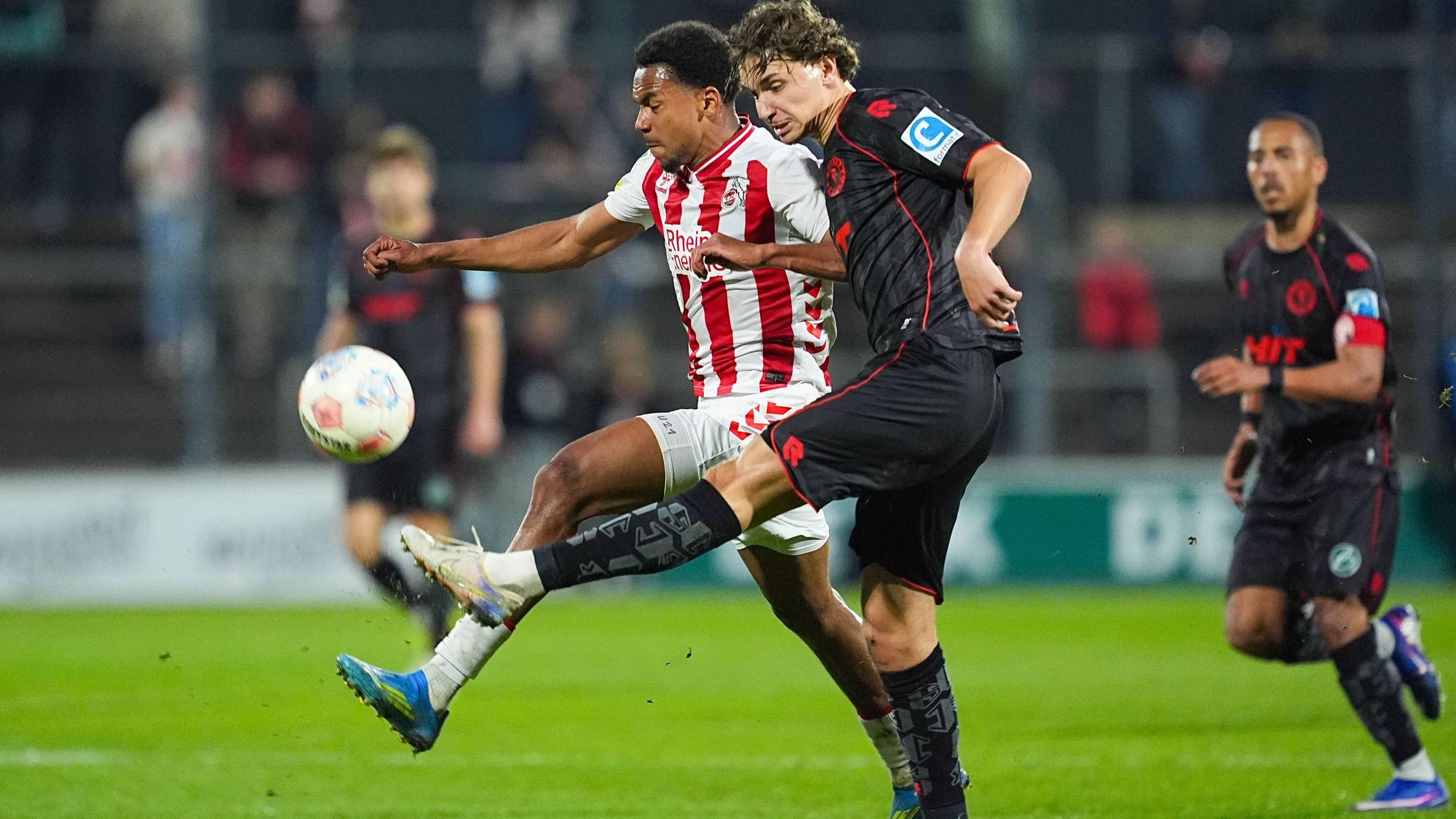 17.04.2026, xydrx, Fußball, Regionalliga West, FC Köln II - SC Fortuna Köln , Saison 2025 2026, Franz-Kremer-Stadion: Youssoupha Niang FC Köln II, 17 im Zweikampf gegen Maximilian Fischer SC Fortuna Köln, 3 *** 17 04 2026, xydrx, Football, Regionalliga West, FC Köln II SC Fortuna Köln , Season 2025 2026, Franz Kremer Stadion Youssoupha Niang FC Köln II, 17 in duel against Maximilian Fischer SC Fortuna Köln, 3 Copyright: HMBxMedia/YannisxDreimann