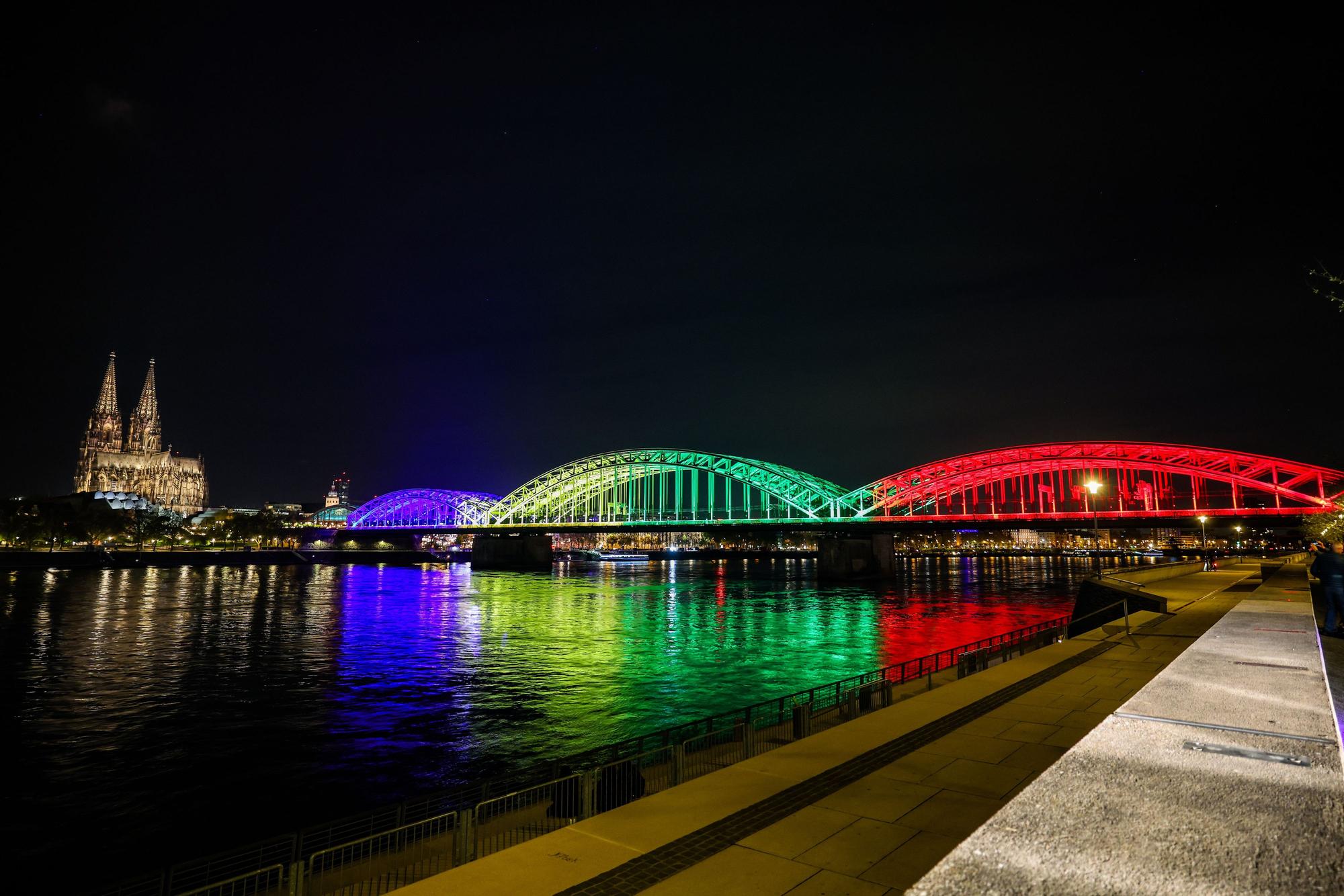 Die Hohenzollernbrücke leuchtet in den olympischen Farben nach der erfolgreichen Abstimmung um die Olympischen Spiele in Nordrhein-Westfalen.