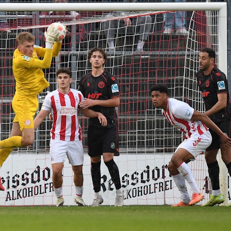17.04.2026, xophax, Fussball Regionalliga West. 1.FC Köln II gegen SC Fortuna Köln. Ball. V.l.n. rechts : Lennart Winkler Fortuna , patrik Kristal 1.FC Köln Maximilian Fischer Fortuna K. , Yannick Mausehund 1.FC Köln , Hamadi Al Ghaddioui Fortuna Koeln *** 17 04 2026, xophax, Soccer Regionalliga West 1 FC Köln II vs SC Fortuna Köln Ball V l n right Lennart Winkler Fortuna , patrik Kristal 1 FC Köln Maximilian Fischer Fortuna K , Yannick Mausehund 1 FC Köln , Hamadi Al Ghaddioui Fortuna Koeln