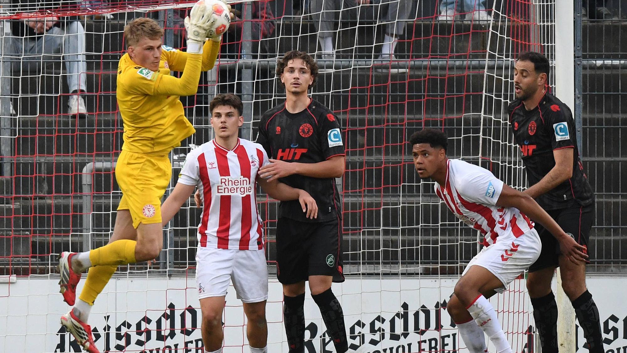 17.04.2026, xophax, Fussball Regionalliga West. 1.FC Köln II gegen SC Fortuna Köln. Ball. V.l.n. rechts : Lennart Winkler Fortuna , patrik Kristal 1.FC Köln Maximilian Fischer Fortuna K. , Yannick Mausehund 1.FC Köln , Hamadi Al Ghaddioui Fortuna Koeln *** 17 04 2026, xophax, Soccer Regionalliga West 1 FC Köln II vs SC Fortuna Köln Ball V l n right Lennart Winkler Fortuna , patrik Kristal 1 FC Köln Maximilian Fischer Fortuna K , Yannick Mausehund 1 FC Köln , Hamadi Al Ghaddioui Fortuna Koeln