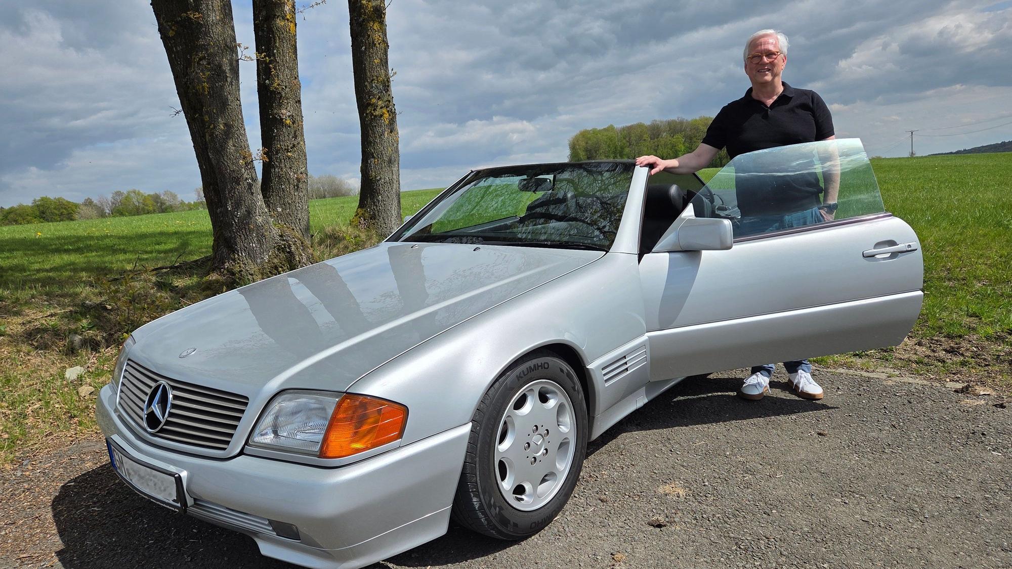 Seit etwa einem Jahr ist Manfred Bestgen Geschäftsführer des Parkhotels in Nümbrecht. Jetzt hat der Besitzer eines Mercedes 320 SL an einem Freizeitführer für Liebhaberinnen und Liebhaber von Oldtimern mitgeschrieben.