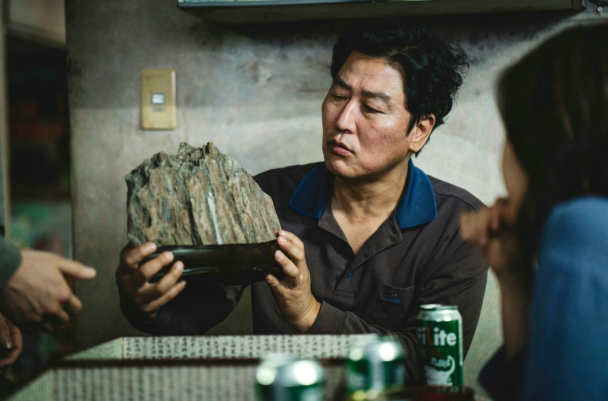 Ein Symbol für Glück: Ki-taek (Song Kang-ho) betrachtet den wertvollen Stein, der seinen Sohn lange begleiten wird. (Bild: ARD Degeto Film/KochMedia)